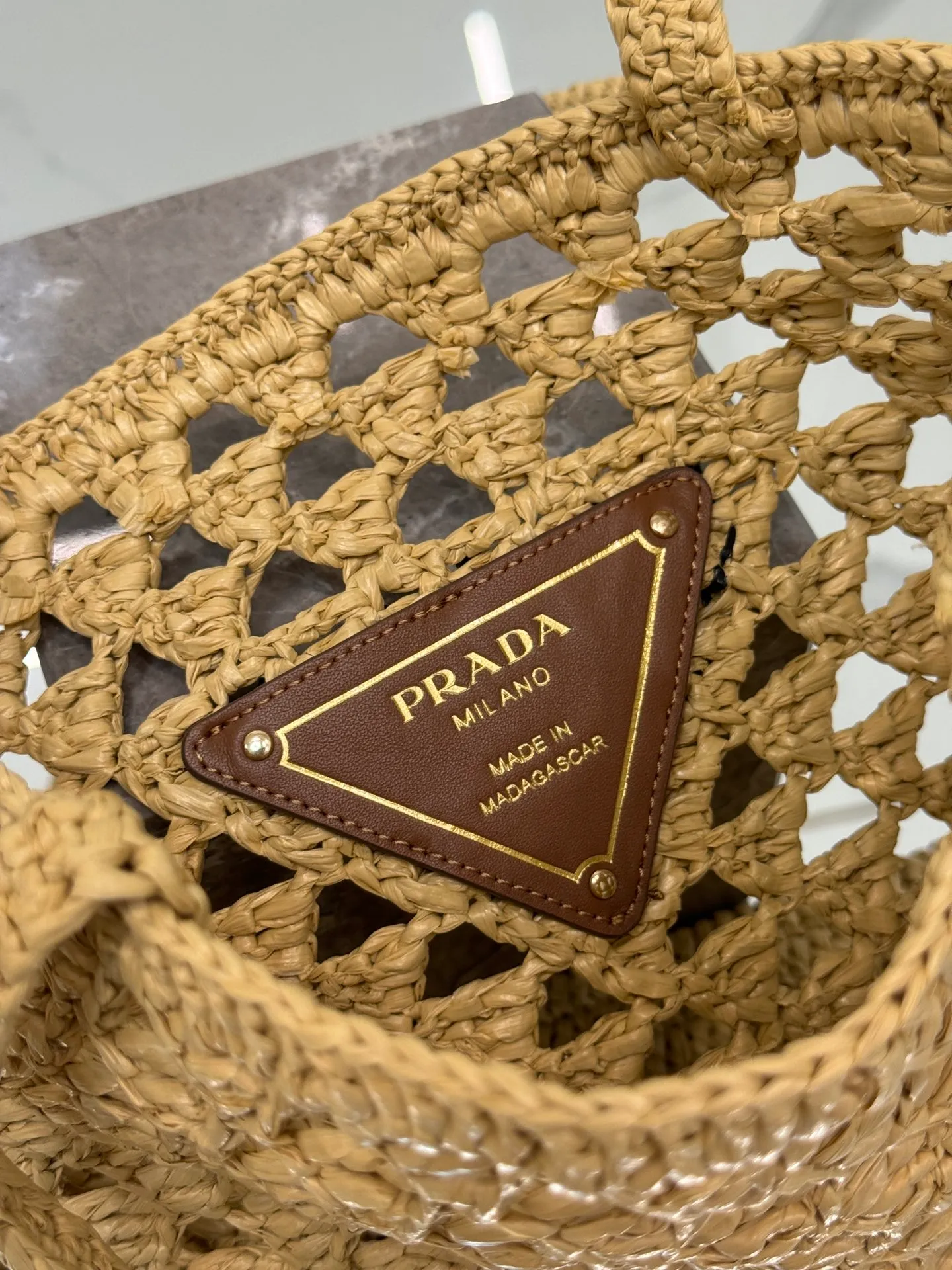 💰1360🌟Straw shopping bag This crochet triangle tote bag reinterprets the classic woven fabric style with a modern and exquisite design, full of summer sentiment. Light. And a contrasting embroidered lettering logo completes the accessory with a unique touch. Style number: Size: 30×31cm Style number: 1BG493