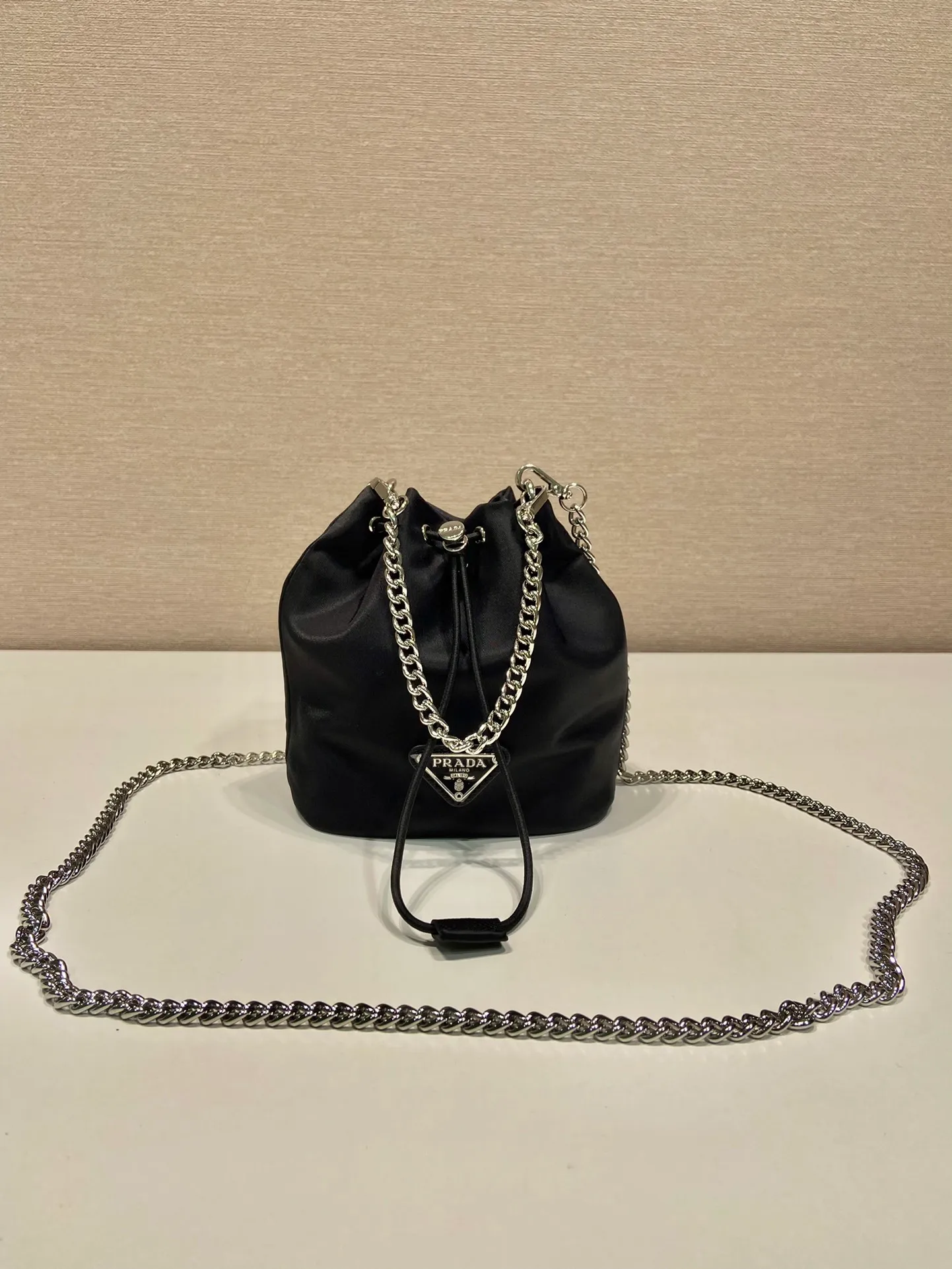 💰700🎉mini bucket bag🎉1BH612🎉so cute😍 This mini bucket bag is made of imported nylon material, with one short and one long white iron chain/detachable, making it more refined and smart😋, with large capacity. Mobile phone📱🚗🔑💄No problem for daily wear👌Cute and cute, the upper body effect is even more adorable😍If you like babies, hurry up and get it🎉🎉 Length 12x height 14.5x base 7.5cm👏👏🎉🎉