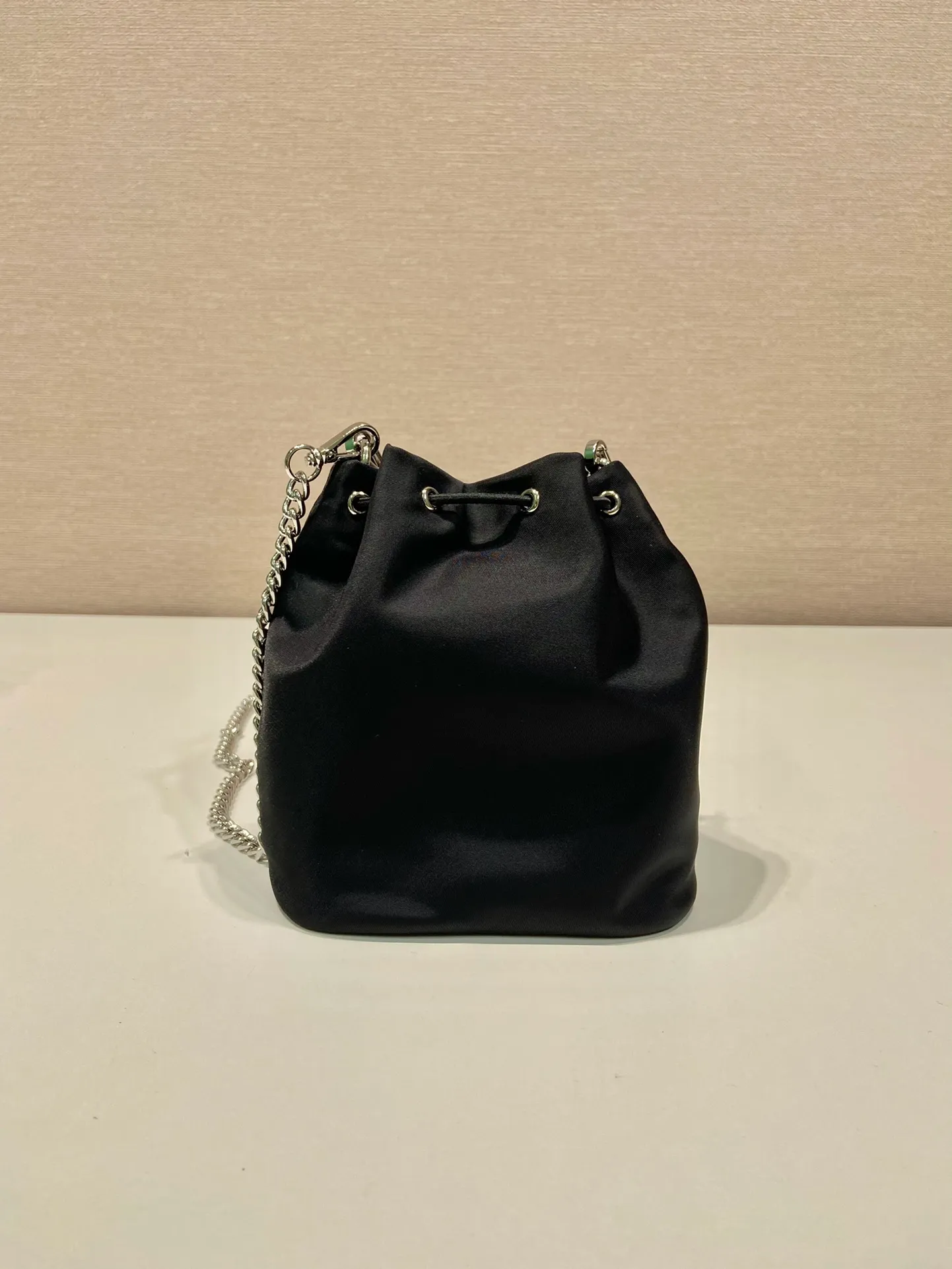 💰700🎉mini bucket bag🎉1BH612🎉so cute😍 This mini bucket bag is made of imported nylon material, with one short and one long white iron chain/detachable, making it more refined and smart😋, with large capacity. Mobile phone📱🚗🔑💄No problem for daily wear👌Cute and cute, the upper body effect is even more adorable😍If you like babies, hurry up and get it🎉🎉 Length 12x height 14.5x base 7.5cm👏👏🎉🎉