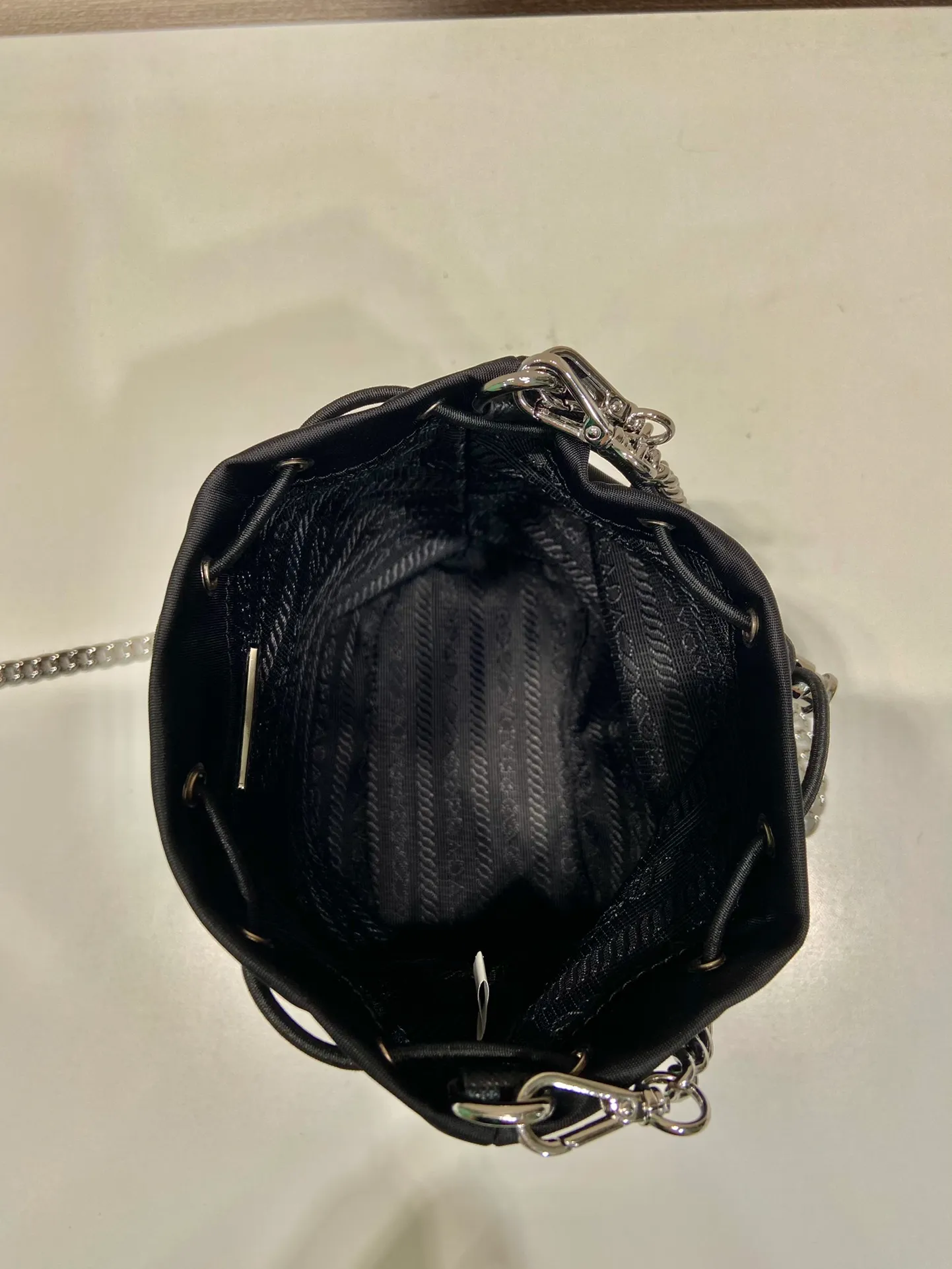 💰700🎉mini bucket bag🎉1BH612🎉so cute😍 This mini bucket bag is made of imported nylon material, with one short and one long white iron chain/detachable, making it more refined and smart😋, with large capacity. Mobile phone📱🚗🔑💄No problem for daily wear👌Cute and cute, the upper body effect is even more adorable😍If you like babies, hurry up and get it🎉🎉 Length 12x height 14.5x base 7.5cm👏👏🎉🎉