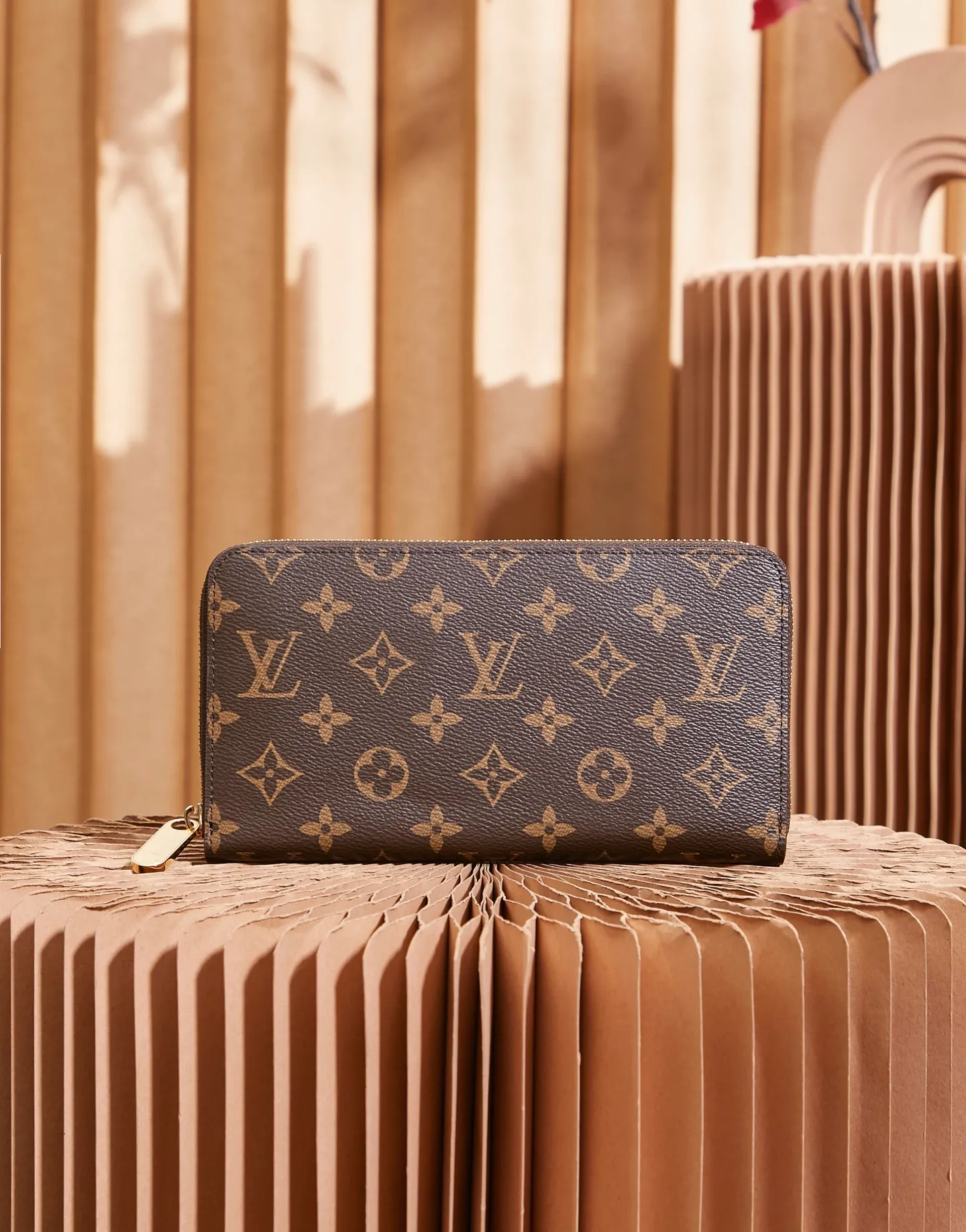 p¥320 👉nfc dynamic chip version👈 [Top inspection-free all-steel hardware] Large M62581 presbyopic hand wallet ZIPPY ORGANIZER zipper wallet The Zippy Organizer zipper wallet is made of classic Damier Ebene canvas. It has an extremely compact and compact shape, and combines fashionable design with practical functionality. The wraparound zipper closure brings together a range of practical features, such as multiple credit card slots, a zippered coin compartment and a large ticket pocket. 21.0 x 12.0 cm (length x height) comes with gift box