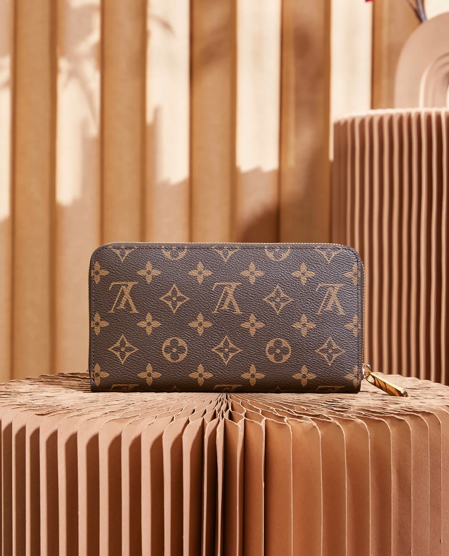 p¥320 👉nfc dynamic chip version👈 [Top inspection-free all-steel hardware] Large M62581 presbyopic hand wallet ZIPPY ORGANIZER zipper wallet The Zippy Organizer zipper wallet is made of classic Damier Ebene canvas. It has an extremely compact and compact shape, and combines fashionable design with practical functionality. The wraparound zipper closure brings together a range of practical features, such as multiple credit card slots, a zippered coin compartment and a large ticket pocket. 21.0 x 12.0 cm (length x height) comes with gift box