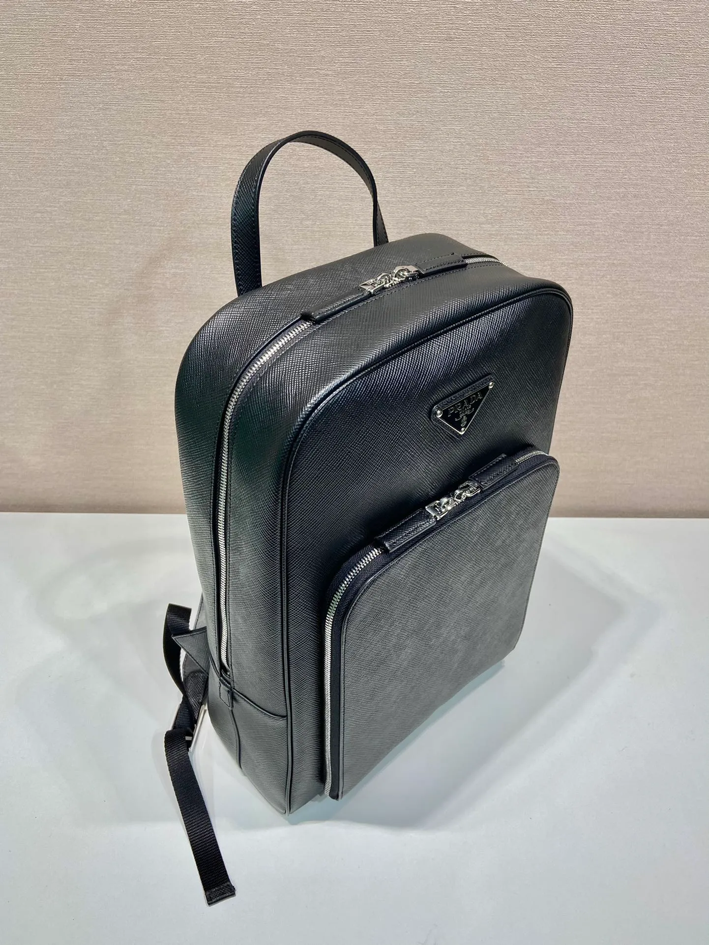 💰2360🎉New backpack🎉2VZ102👏Original item👍👍 Made of imported Saffiano leather material, metal hardware accessories, two adjustable leather straps😘😘With two-way zipper, front pocket design, this backpack is simple and fashionable. It can meet various occasions such as commuting to work or daily travel during vacation. Another popular style that will never go out of style👍👍Length 30x Height 43x Bottom 12.5cm👏👏👏💰💰💰