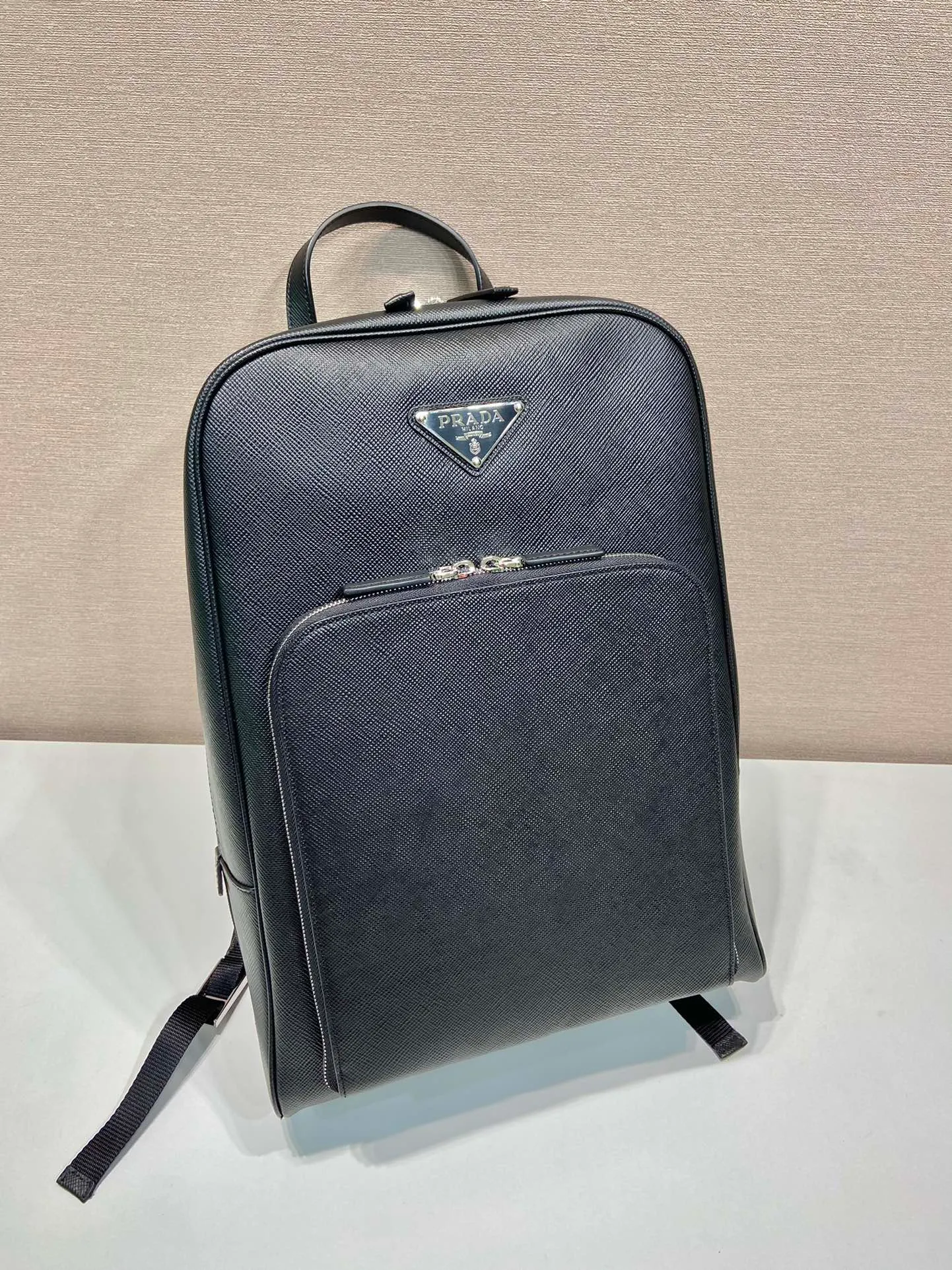 💰2360🎉New backpack🎉2VZ102👏Original item👍👍 Made of imported Saffiano leather material, metal hardware accessories, two adjustable leather straps😘😘With two-way zipper, front pocket design, this backpack is simple and fashionable. It can meet various occasions such as commuting to work or daily travel during vacation. Another popular style that will never go out of style👍👍Length 30x Height 43x Bottom 12.5cm👏👏👏💰💰💰