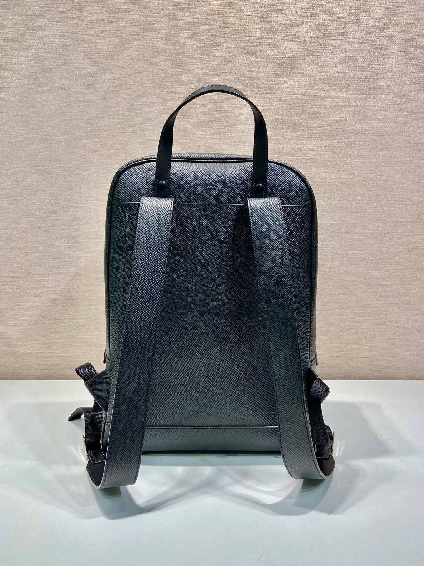💰2360🎉New backpack🎉2VZ102👏Original item👍👍 Made of imported Saffiano leather material, metal hardware accessories, two adjustable leather straps😘😘With two-way zipper, front pocket design, this backpack is simple and fashionable. It can meet various occasions such as commuting to work or daily travel during vacation. Another popular style that will never go out of style👍👍Length 30x Height 43x Bottom 12.5cm👏👏👏💰💰💰