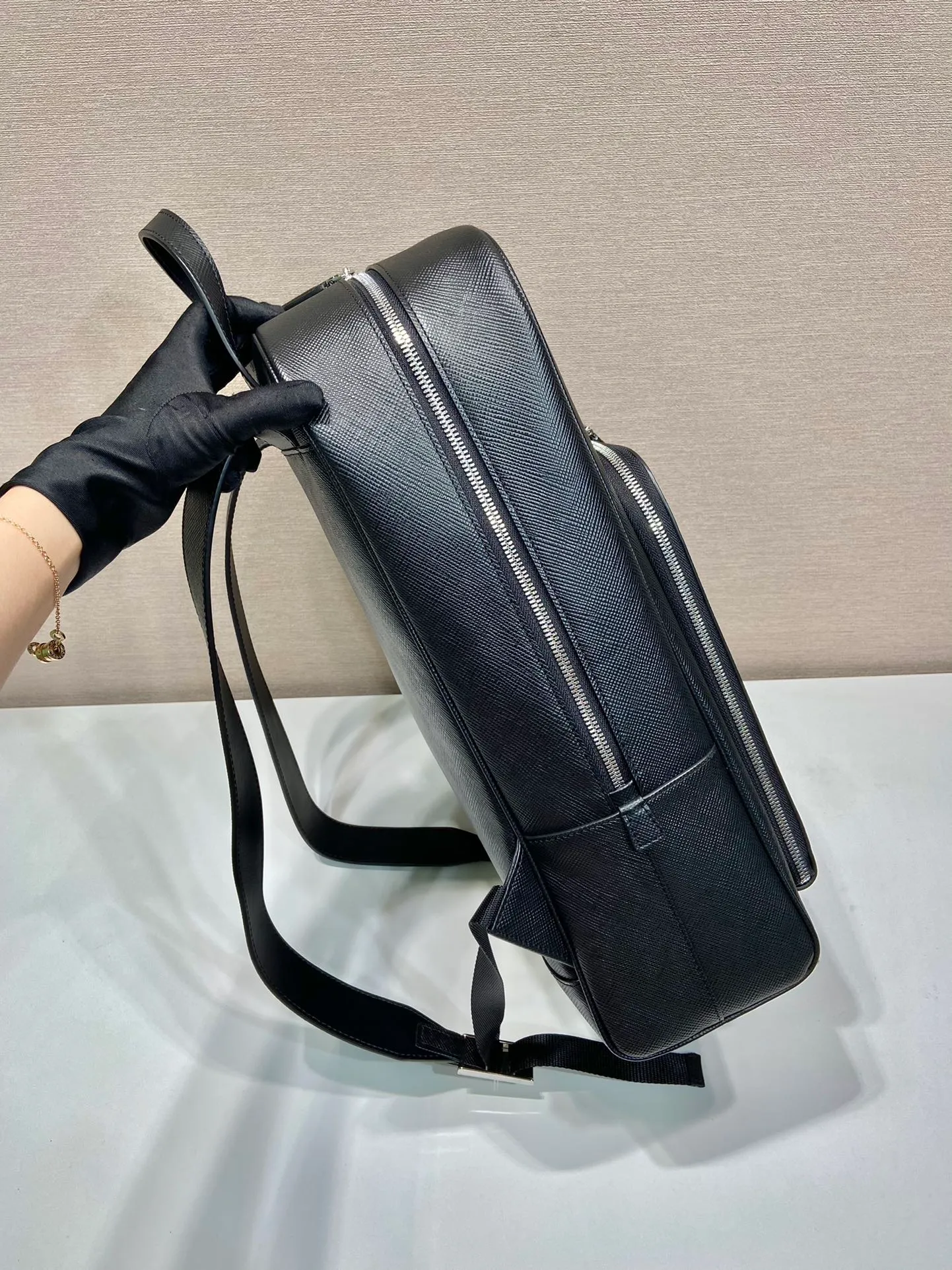 💰2360🎉New backpack🎉2VZ102👏Original item👍👍 Made of imported Saffiano leather material, metal hardware accessories, two adjustable leather straps😘😘With two-way zipper, front pocket design, this backpack is simple and fashionable. It can meet various occasions such as commuting to work or daily travel during vacation. Another popular style that will never go out of style👍👍Length 30x Height 43x Bottom 12.5cm👏👏👏💰💰💰