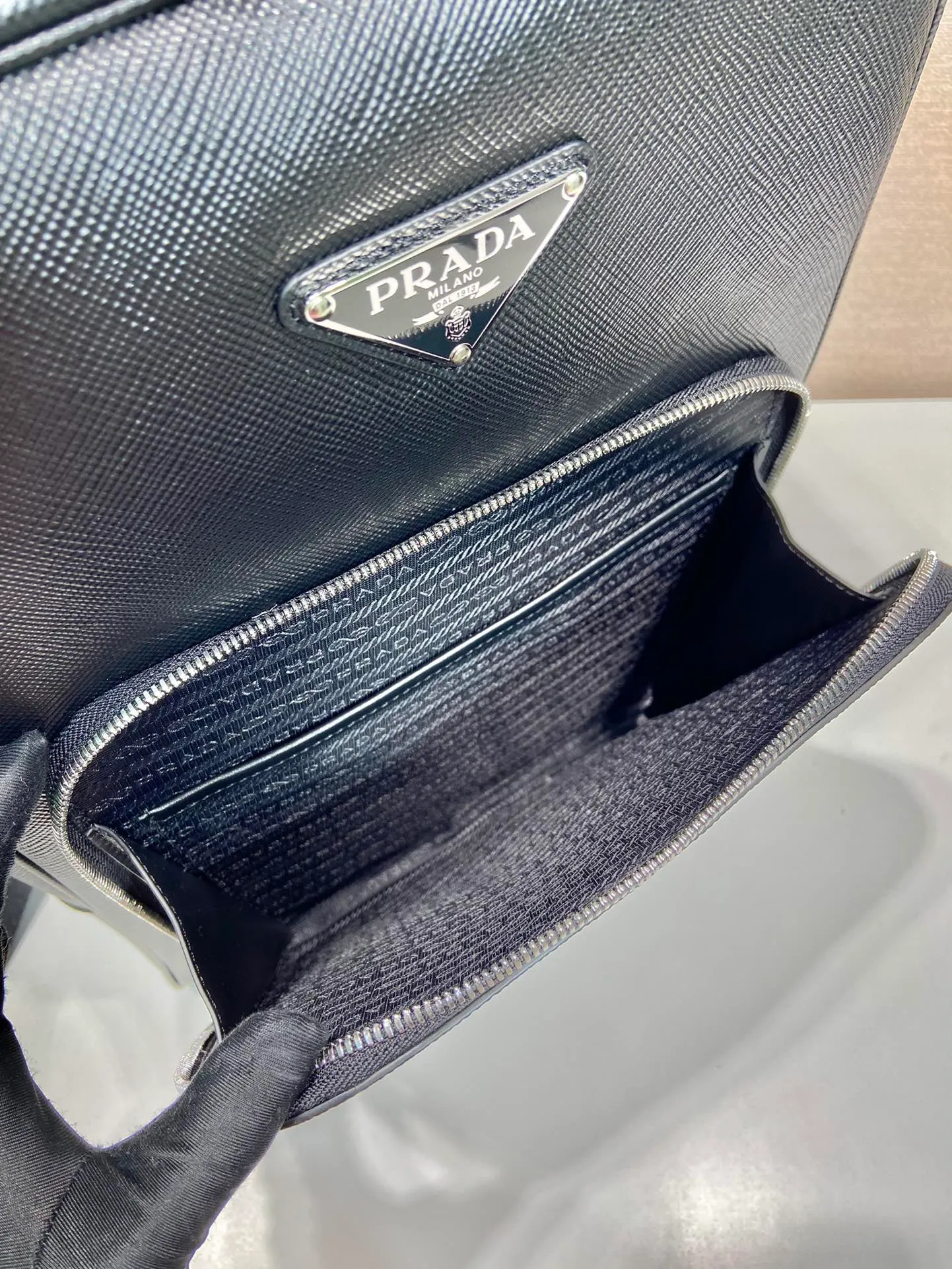 💰2360🎉New backpack🎉2VZ102👏Original item👍👍 Made of imported Saffiano leather material, metal hardware accessories, two adjustable leather straps😘😘With two-way zipper, front pocket design, this backpack is simple and fashionable. It can meet various occasions such as commuting to work or daily travel during vacation. Another popular style that will never go out of style👍👍Length 30x Height 43x Bottom 12.5cm👏👏👏💰💰💰