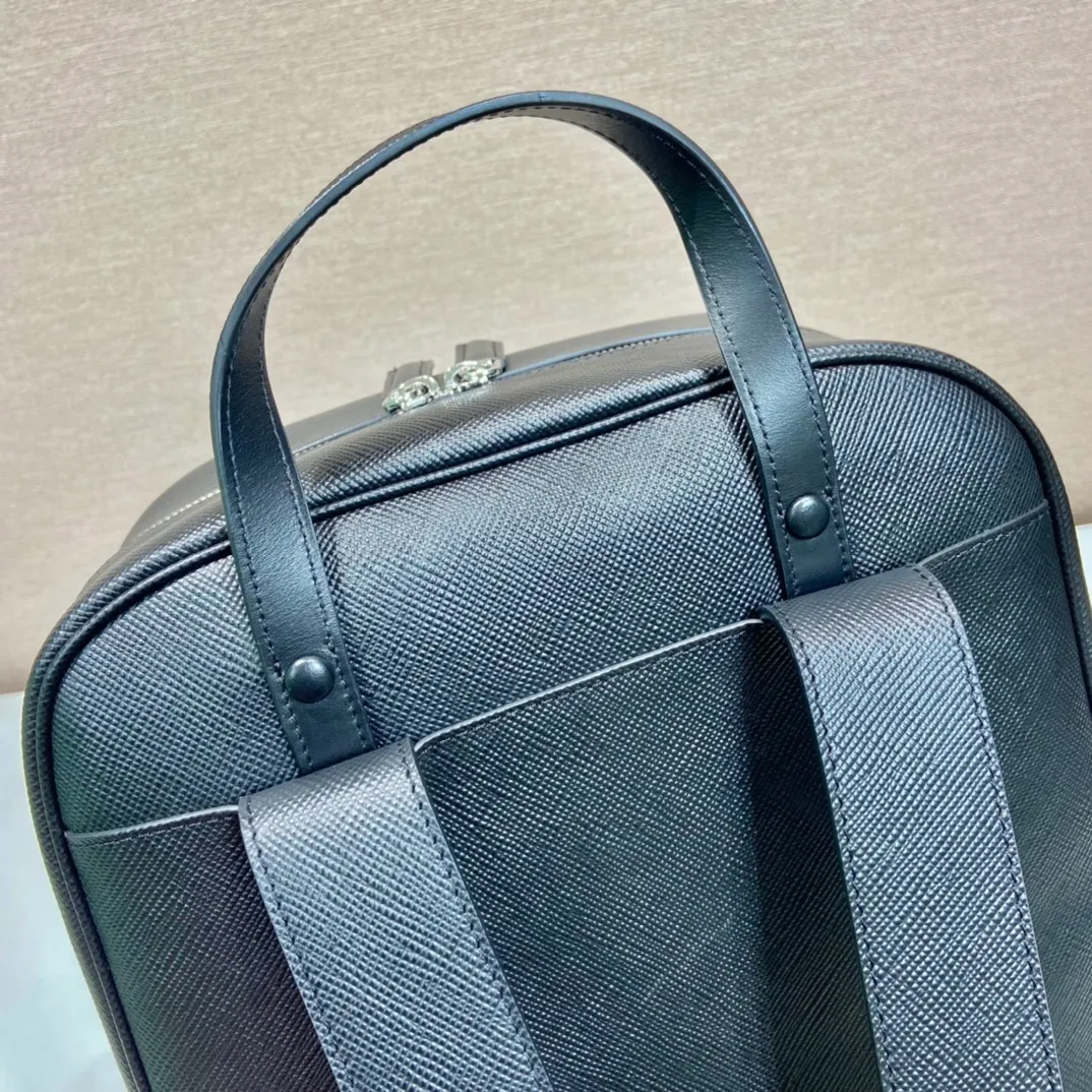 💰2360🎉New backpack🎉2VZ102👏Original item👍👍 Made of imported Saffiano leather material, metal hardware accessories, two adjustable leather straps😘😘With two-way zipper, front pocket design, this backpack is simple and fashionable. It can meet various occasions such as commuting to work or daily travel during vacation. Another popular style that will never go out of style👍👍Length 30x Height 43x Bottom 12.5cm👏👏👏💰💰💰