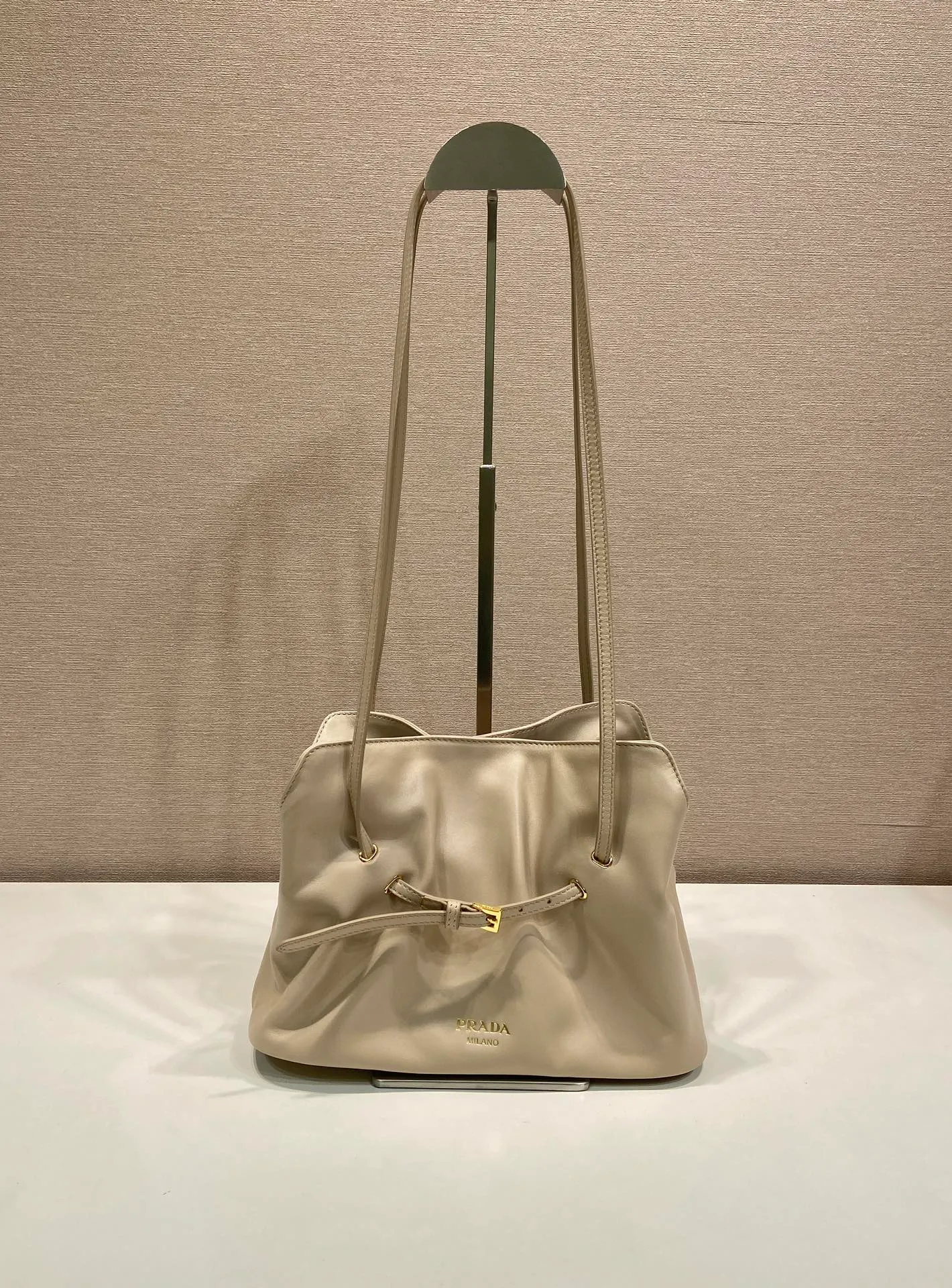 💰1500🎉New cloud bag🎉1BG586 new color🎉🎉 This one-shoulder cloud bag is made of imported sheepskin, and the interior is made of imported sheepskin. It feels very soft and comfortable👍👍The middle compartment pocket is designed with a suction buckle, top-grade hardware, and the upper body effect is very nice and fashionable😘😘. It has large capacity and is a timeless hot item🎉worth owning🎉🎉 Length 25x Height 17.5x Bottom 11.5cm🎉🎉🎉💰💰💰