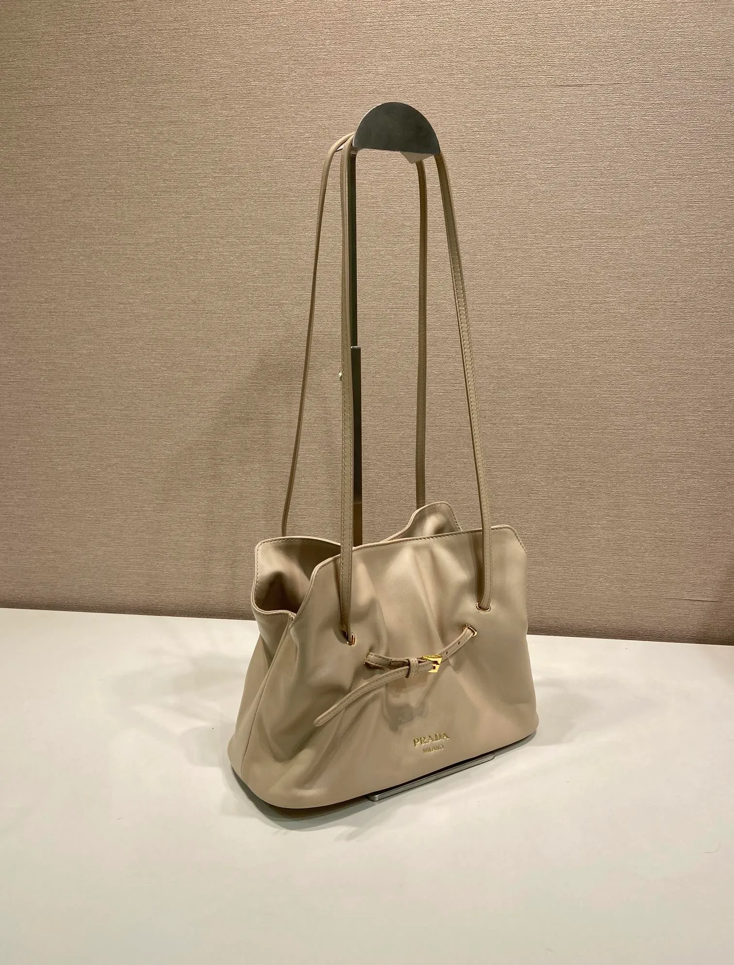 💰1500🎉New cloud bag🎉1BG586 new color🎉🎉 This one-shoulder cloud bag is made of imported sheepskin, and the interior is made of imported sheepskin. It feels very soft and comfortable👍👍The middle compartment pocket is designed with a suction buckle, top-grade hardware, and the upper body effect is very nice and fashionable😘😘. It has large capacity and is a timeless hot item🎉worth owning🎉🎉 Length 25x Height 17.5x Bottom 11.5cm🎉🎉🎉💰💰💰