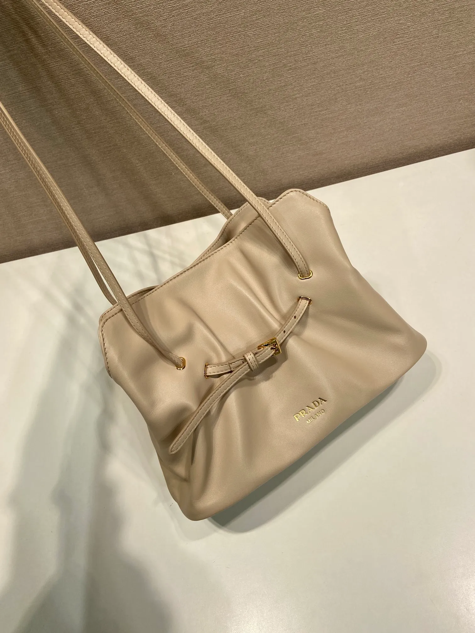 💰1500🎉New cloud bag🎉1BG586 new color🎉🎉 This one-shoulder cloud bag is made of imported sheepskin, and the interior is made of imported sheepskin. It feels very soft and comfortable👍👍The middle compartment pocket is designed with a suction buckle, top-grade hardware, and the upper body effect is very nice and fashionable😘😘. It has large capacity and is a timeless hot item🎉worth owning🎉🎉 Length 25x Height 17.5x Bottom 11.5cm🎉🎉🎉💰💰💰
