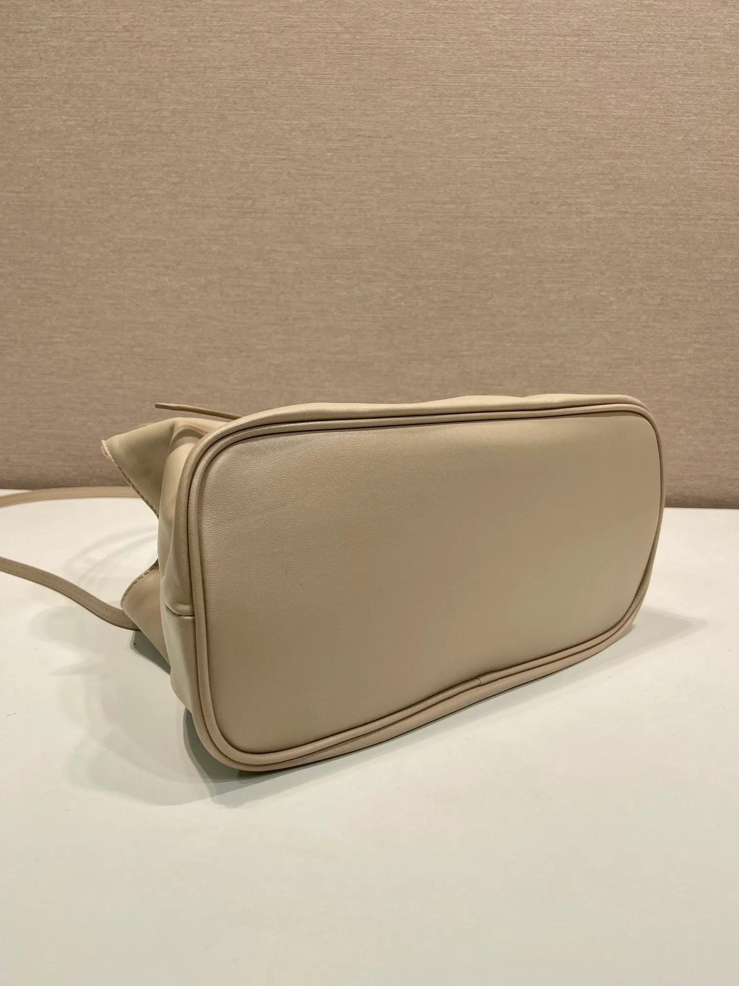 💰1500🎉New cloud bag🎉1BG586 new color🎉🎉 This one-shoulder cloud bag is made of imported sheepskin, and the interior is made of imported sheepskin. It feels very soft and comfortable👍👍The middle compartment pocket is designed with a suction buckle, top-grade hardware, and the upper body effect is very nice and fashionable😘😘. It has large capacity and is a timeless hot item🎉worth owning🎉🎉 Length 25x Height 17.5x Bottom 11.5cm🎉🎉🎉💰💰💰