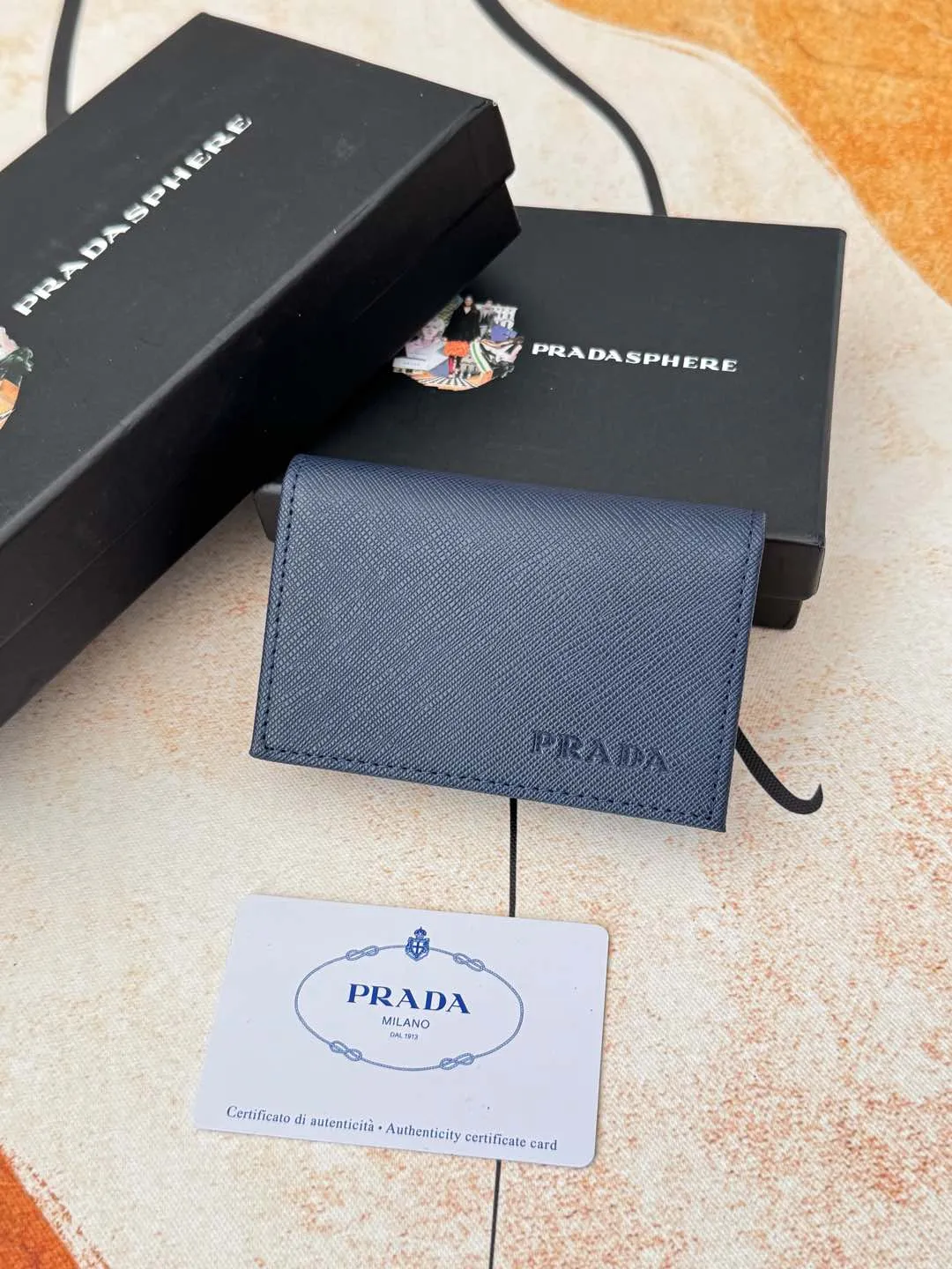 💰120💰PRADA’s popular men’s card holder counter new style, official website synchronization, genuine development, model 2MC122#. Color/Blue As shown in the picture, real shot 💋Cross-grain cowhide texture is excellent, threaded lining, hardware accessories! Exquisite wiring, even and neat lines, smooth oil edges, size: 11cm long, 6.5cm high