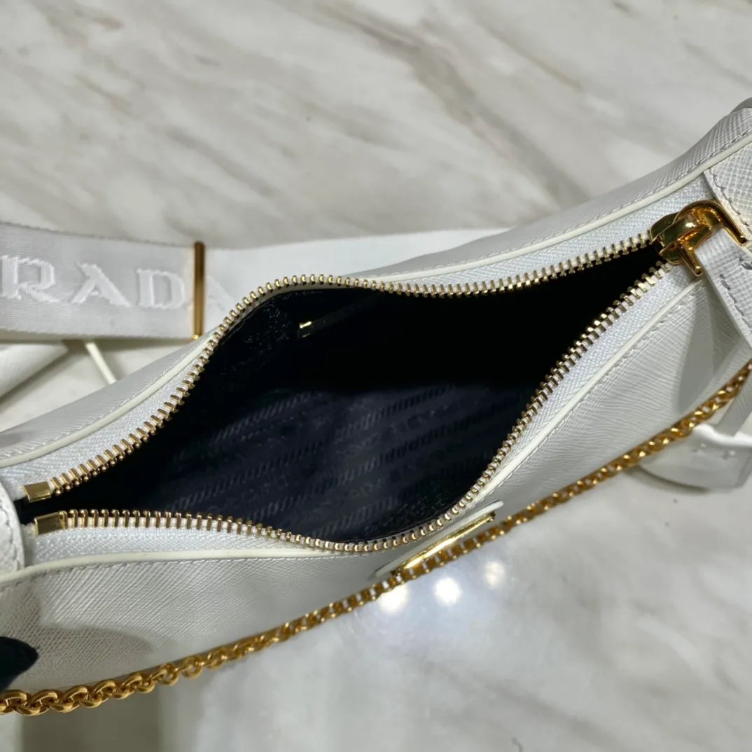 💰1500🎊Gold hardware three-in-one🎊New color 1BH204 full leather/gold hardware, nylon Hobo hand/armpit bag😘😘The full leather hobo that is popular in the fashion circle due to the crazy cultivation of the Internet celebrity sister group has a new model! 👏👏The design of this all-leather Hobo bag is great👍👍One bag with three uses😘😘waist bag/crossbody/single shoulder bag👍👍The handle is replaced by a chain, which makes the underarm bag a little more sexy. It also has a long shoulder strap. What I love most is that there is a small pendant (small bag) hanging on the shoulder strap, which can also be hung on other bags and pants as accessories. 🙊🙊There is no problem in matching various clothes in normal times😘😘Babies, hurry up and get it, it’s so beautiful🙊🙊Dimensions: length 23x height 17x bottom 6.5cm👏👏👏💰💰💰