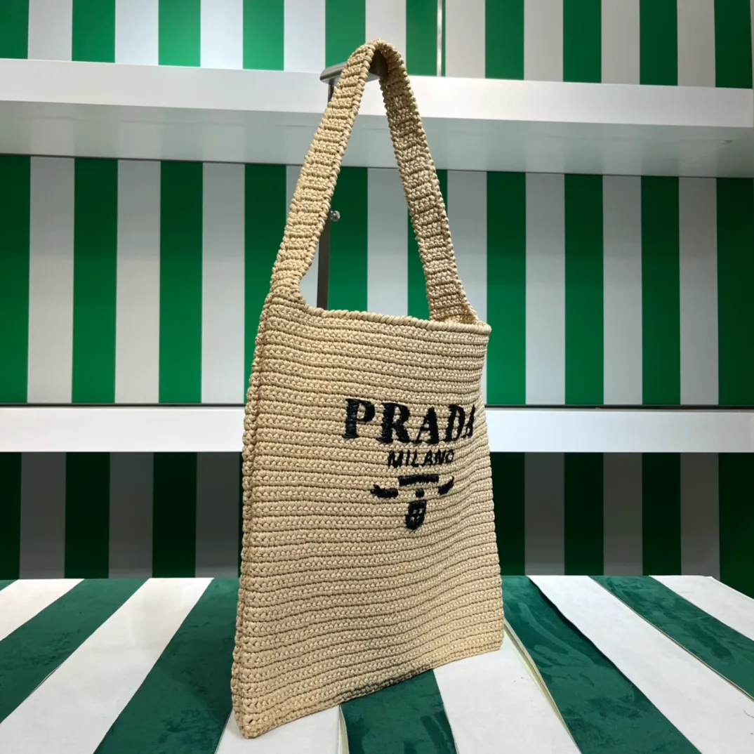 💰1380๑ Apricot ๑ 🌴Exclusive new product [Proud] Pradα new raffia straw tote crossbody bag! Full of artistic flavor ~ The raffia weave is very solid and has a great texture. ♡ It is a piece that can be worn with personal clothes every day. The natural style design makes it seem like it can breathe💭 If you like the baby, please quickly add it to the harem. Carry this exclusive style that will not go out of style for several years🌱1BC182 Size / 45×40