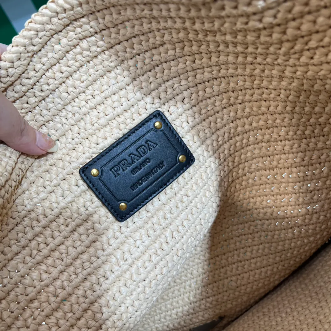 💰1380๑ Apricot ๑ 🌴Exclusive new product [Proud] Pradα new raffia straw tote crossbody bag! Full of artistic flavor ~ The raffia weave is very solid and has a great texture. ♡ It is a piece that can be worn with personal clothes every day. The natural style design makes it seem like it can breathe💭 If you like the baby, please quickly add it to the harem. Carry this exclusive style that will not go out of style for several years🌱1BC182 Size / 45×40