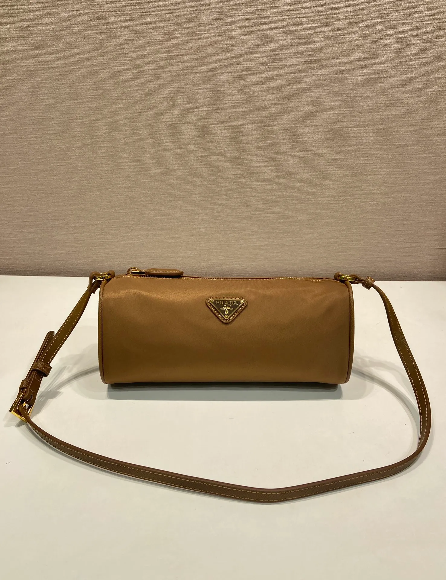 💰760🎉New armpit bag🎉1NE058🎉🎉 This regenerated nylon clutch bag brings together the P family’s classic elements in its exquisite design, with a simple and neat geometric pattern silhouette. Featuring an elegant, slim leather handle embellished with the iconic triangle pattern. Large capacity space. Baby, hurry up and get it, it is another popular style that will never go out of style👏👏 Length 22x Height 9x Bottom 7.5cm🎉🎉🎉👏👏👏
