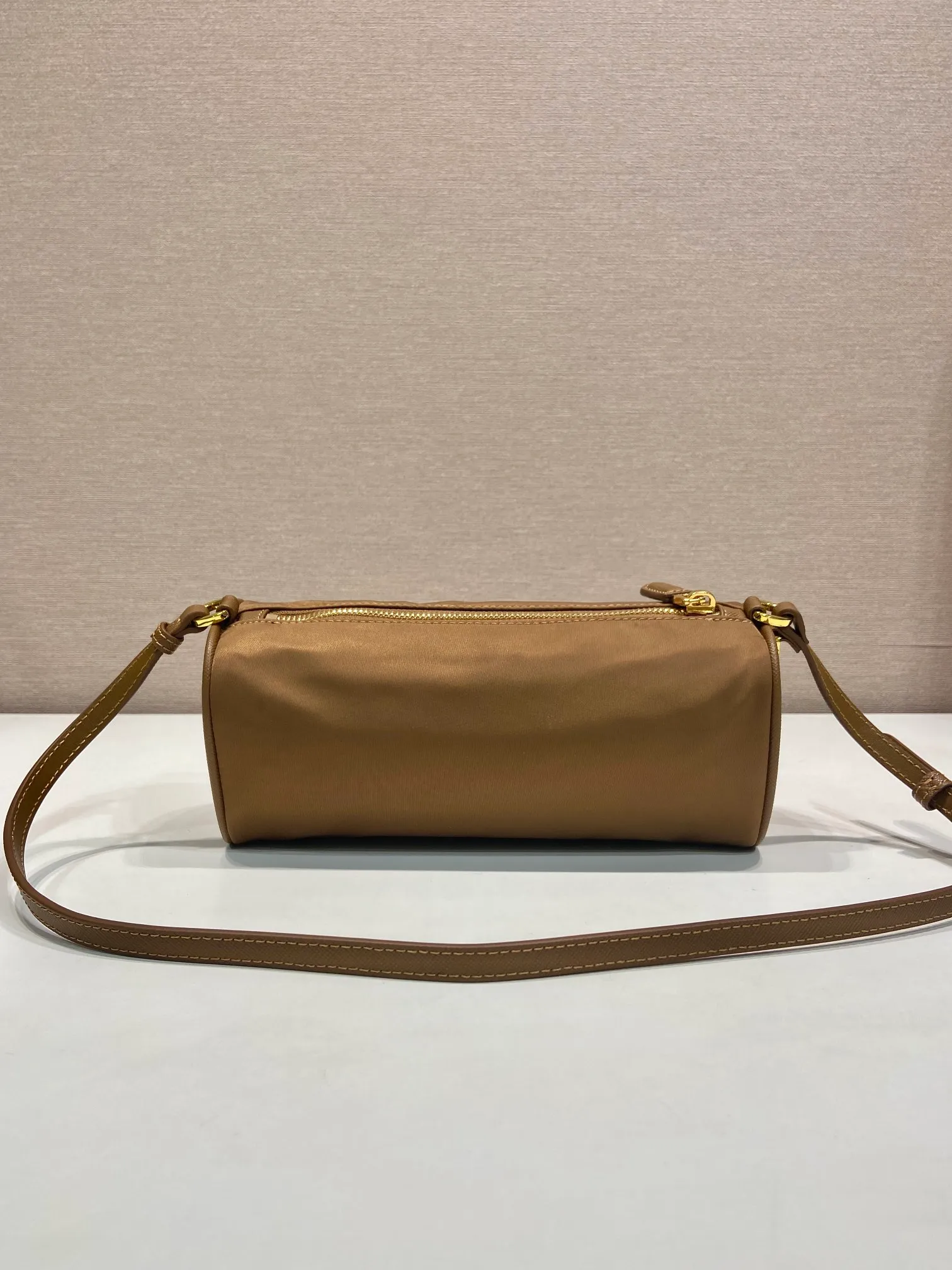 💰760🎉New armpit bag🎉1NE058🎉🎉 This regenerated nylon clutch bag brings together the P family’s classic elements in its exquisite design, with a simple and neat geometric pattern silhouette. Featuring an elegant, slim leather handle embellished with the iconic triangle pattern. Large capacity space. Baby, hurry up and get it, it is another popular style that will never go out of style👏👏 Length 22x Height 9x Bottom 7.5cm🎉🎉🎉👏👏👏