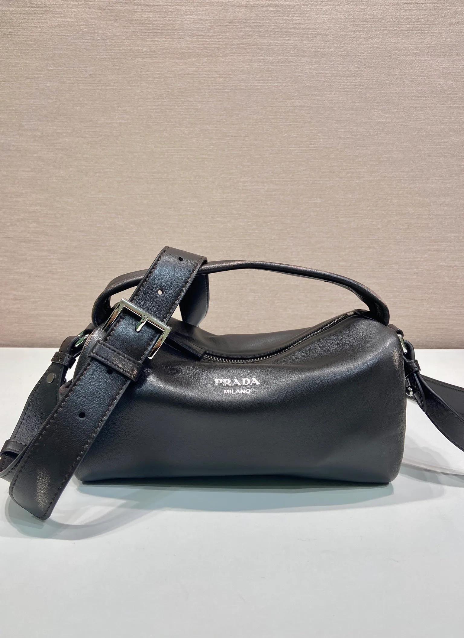 💰1360🎉New Boston🎉2VH188 Distressed Leather🎉🎉 This Boston handbag is fashionable and compact, and its design is inspired by retro designs and details. The Napa soft leather has an distressed effect, giving the accessory a soft and unique appearance, and is embellished with a metal letter logo. Equipped with a detachable long shoulder strap, it has large capacity and is lightweight and practical. Baby, hurry up and get it🎉🎉 Length 24x Height 11x Bottom 11cm🎉🎉🎉👏👏👏