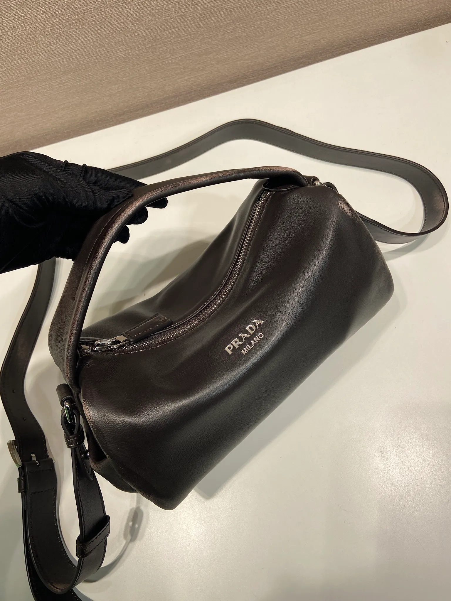 💰1360🎉New Boston🎉2VH188 Distressed Leather🎉🎉 This Boston handbag is fashionable and compact, and its design is inspired by retro designs and details. The Napa soft leather has an distressed effect, giving the accessory a soft and unique appearance, and is embellished with a metal letter logo. Equipped with a detachable long shoulder strap, it has large capacity and is lightweight and practical. Baby, hurry up and get it🎉🎉 Length 24x Height 11x Bottom 11cm🎉🎉🎉👏👏👏