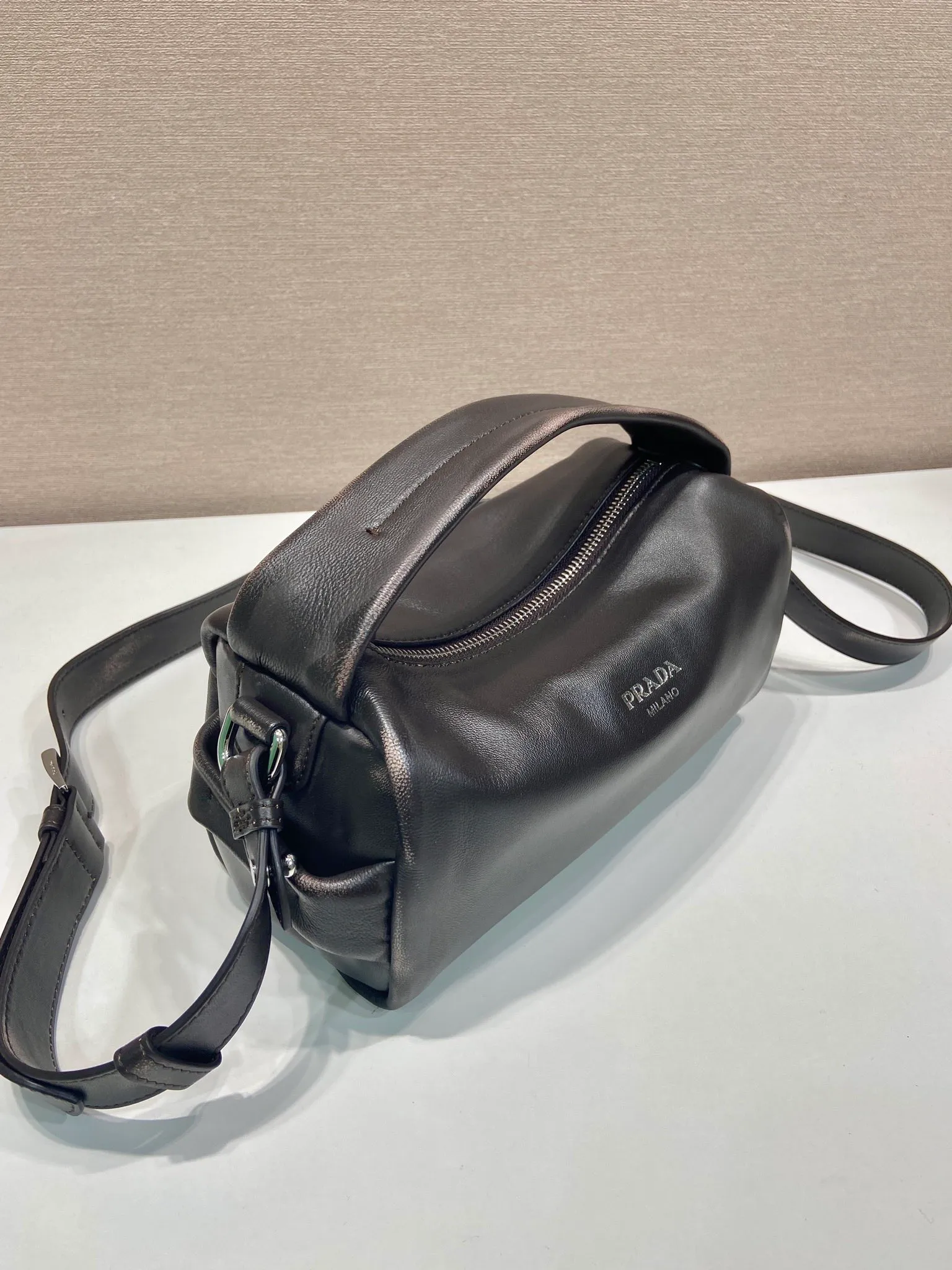 💰1360🎉New Boston🎉2VH188 Distressed Leather🎉🎉 This Boston handbag is fashionable and compact, and its design is inspired by retro designs and details. The Napa soft leather has an distressed effect, giving the accessory a soft and unique appearance, and is embellished with a metal letter logo. Equipped with a detachable long shoulder strap, it has large capacity and is lightweight and practical. Baby, hurry up and get it🎉🎉 Length 24x Height 11x Bottom 11cm🎉🎉🎉👏👏👏