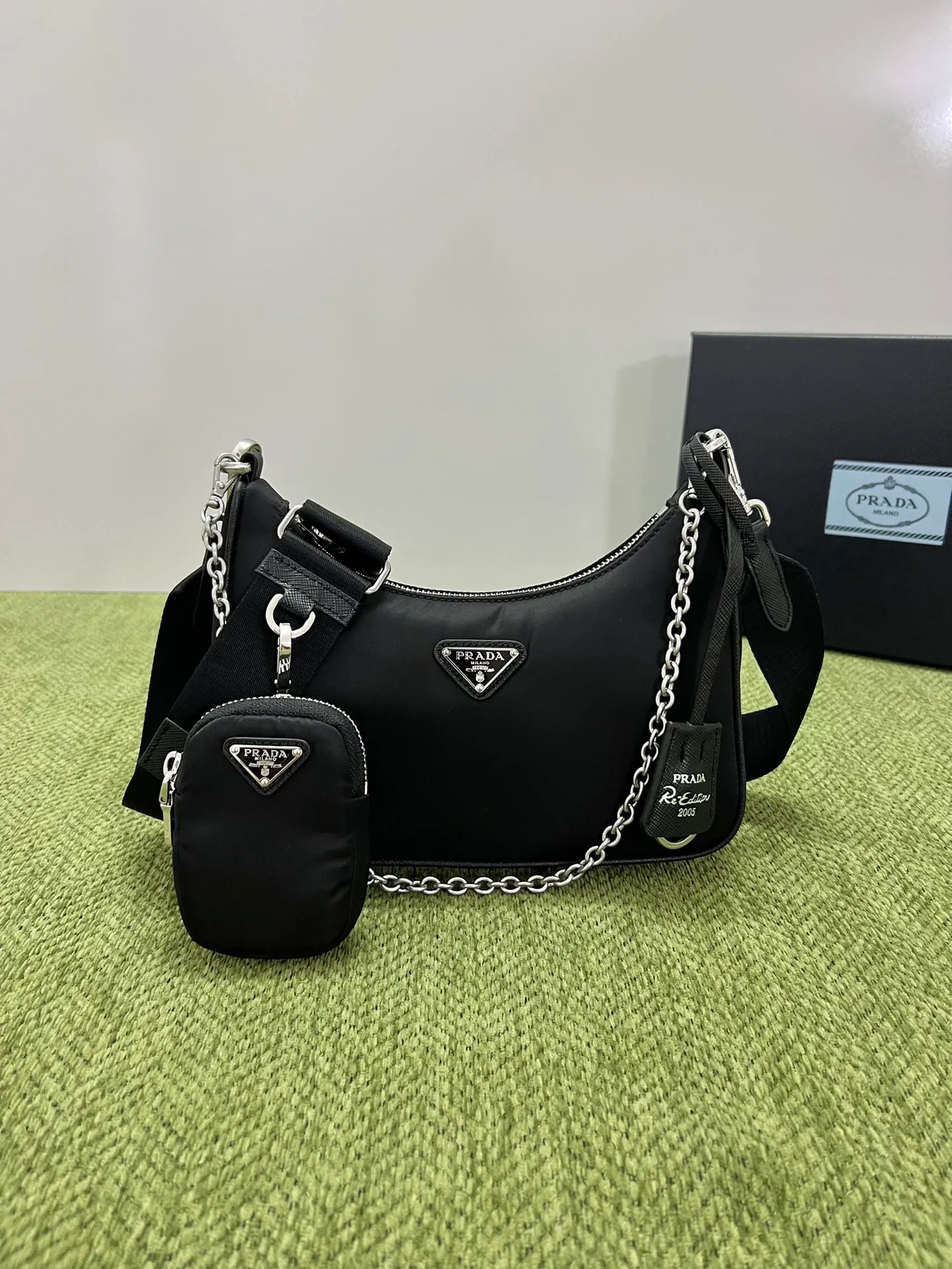 💰1000 [Latest upgraded version] Prad 2005 nylon three-in-one 1BH204, made of Re-Nylon regenerated nylon material, the design is inspired by the iconic mini Hobo handbag, the Saffiano leather trim design is unique, and the shoulder strap is equipped with a detachable pouch to create a variety of looks. Detachable chain handle, detachable and adjustable logo-printed woven nylon shoulder strap, detachable nylon zippered pouch with ReEdition keychain, metal accessories, enameled metal triangle logo on the front, zipper closure, upgraded details, matching counter, market exclusive! Size: 22X18X6cm