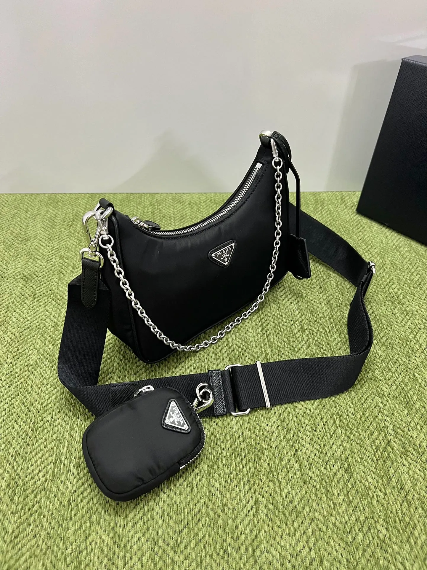 💰1000 [Latest upgraded version] Prad 2005 nylon three-in-one 1BH204, made of Re-Nylon regenerated nylon material, the design is inspired by the iconic mini Hobo handbag, the Saffiano leather trim design is unique, and the shoulder strap is equipped with a detachable pouch to create a variety of looks. Detachable chain handle, detachable and adjustable logo-printed woven nylon shoulder strap, detachable nylon zippered pouch with ReEdition keychain, metal accessories, enameled metal triangle logo on the front, zipper closure, upgraded details, matching counter, market exclusive! Size: 22X18X6cm