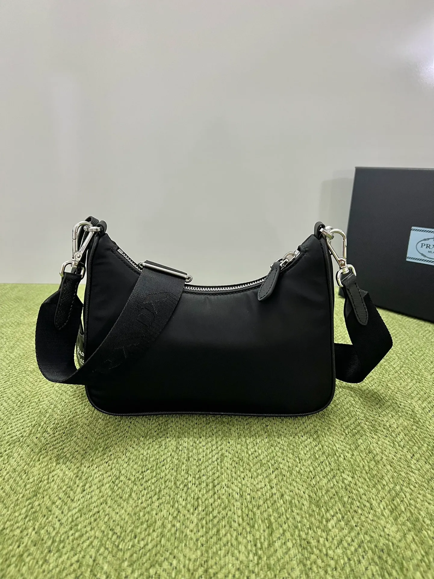 💰1000 [Latest upgraded version] Prad 2005 nylon three-in-one 1BH204, made of Re-Nylon regenerated nylon material, the design is inspired by the iconic mini Hobo handbag, the Saffiano leather trim design is unique, and the shoulder strap is equipped with a detachable pouch to create a variety of looks. Detachable chain handle, detachable and adjustable logo-printed woven nylon shoulder strap, detachable nylon zippered pouch with ReEdition keychain, metal accessories, enameled metal triangle logo on the front, zipper closure, upgraded details, matching counter, market exclusive! Size: 22X18X6cm
