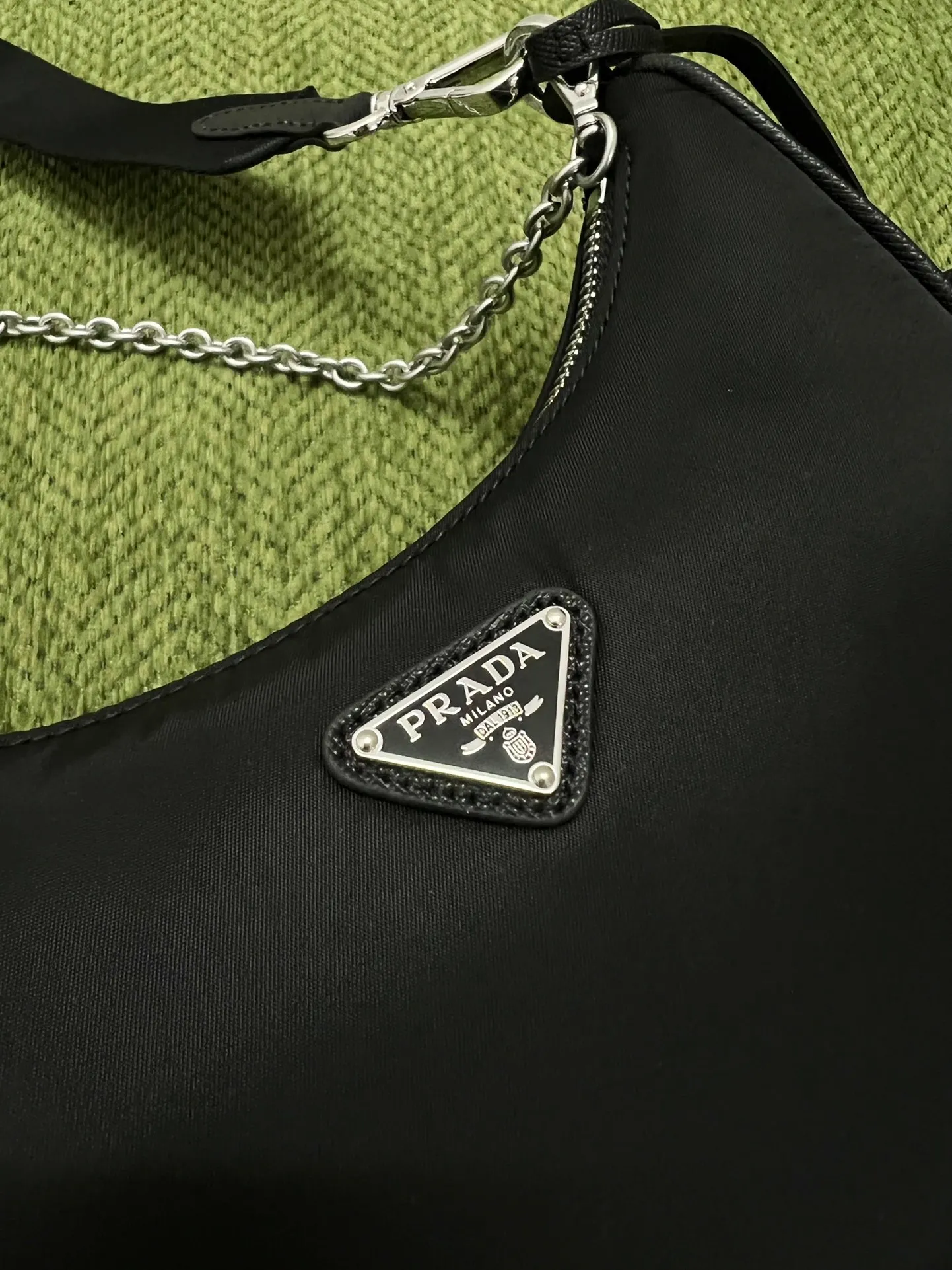 💰1000 [Latest upgraded version] Prad 2005 nylon three-in-one 1BH204, made of Re-Nylon regenerated nylon material, the design is inspired by the iconic mini Hobo handbag, the Saffiano leather trim design is unique, and the shoulder strap is equipped with a detachable pouch to create a variety of looks. Detachable chain handle, detachable and adjustable logo-printed woven nylon shoulder strap, detachable nylon zippered pouch with ReEdition keychain, metal accessories, enameled metal triangle logo on the front, zipper closure, upgraded details, matching counter, market exclusive! Size: 22X18X6cm