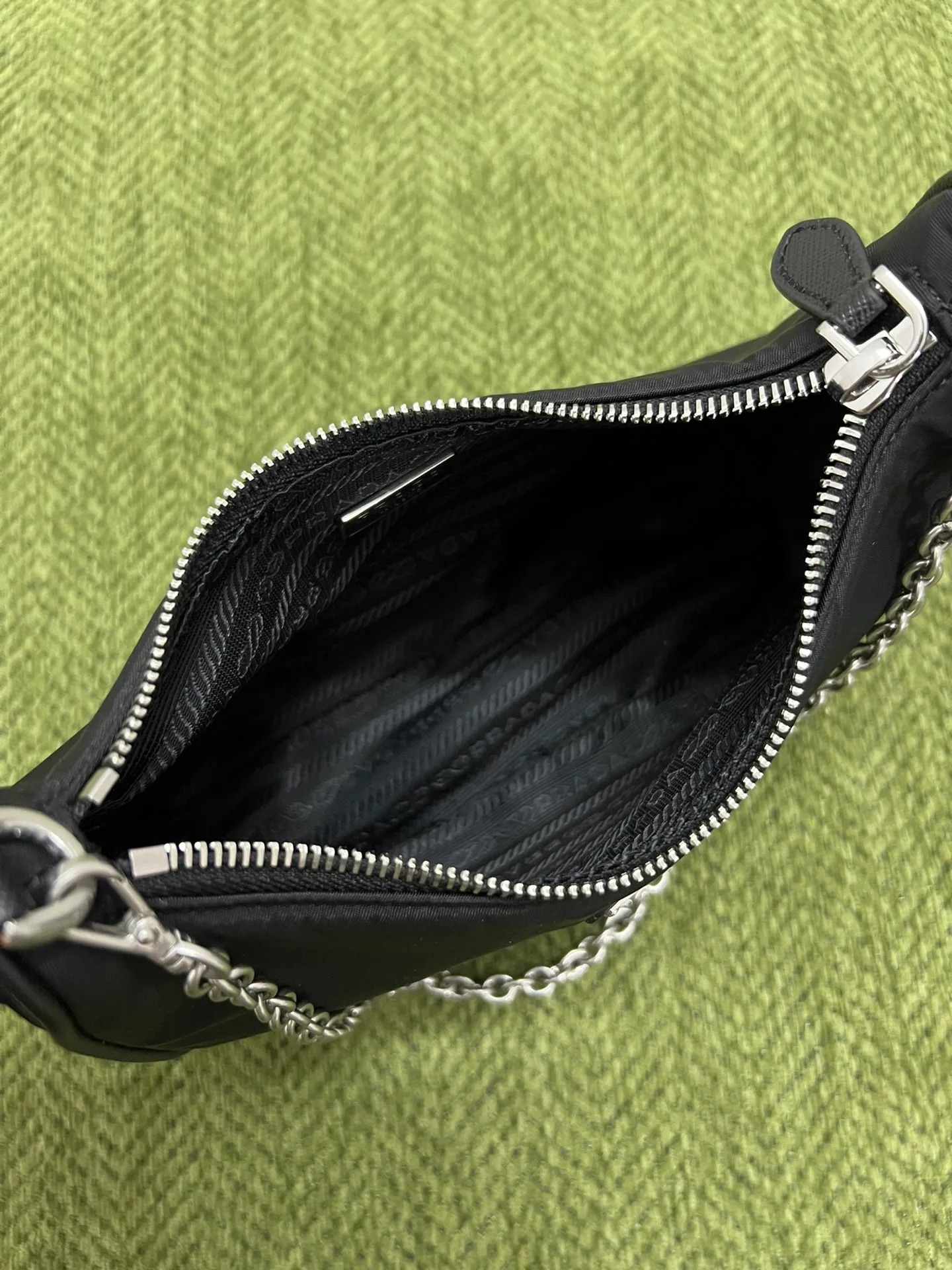 💰1000 [Latest upgraded version] Prad 2005 nylon three-in-one 1BH204, made of Re-Nylon regenerated nylon material, the design is inspired by the iconic mini Hobo handbag, the Saffiano leather trim design is unique, and the shoulder strap is equipped with a detachable pouch to create a variety of looks. Detachable chain handle, detachable and adjustable logo-printed woven nylon shoulder strap, detachable nylon zippered pouch with ReEdition keychain, metal accessories, enameled metal triangle logo on the front, zipper closure, upgraded details, matching counter, market exclusive! Size: 22X18X6cm