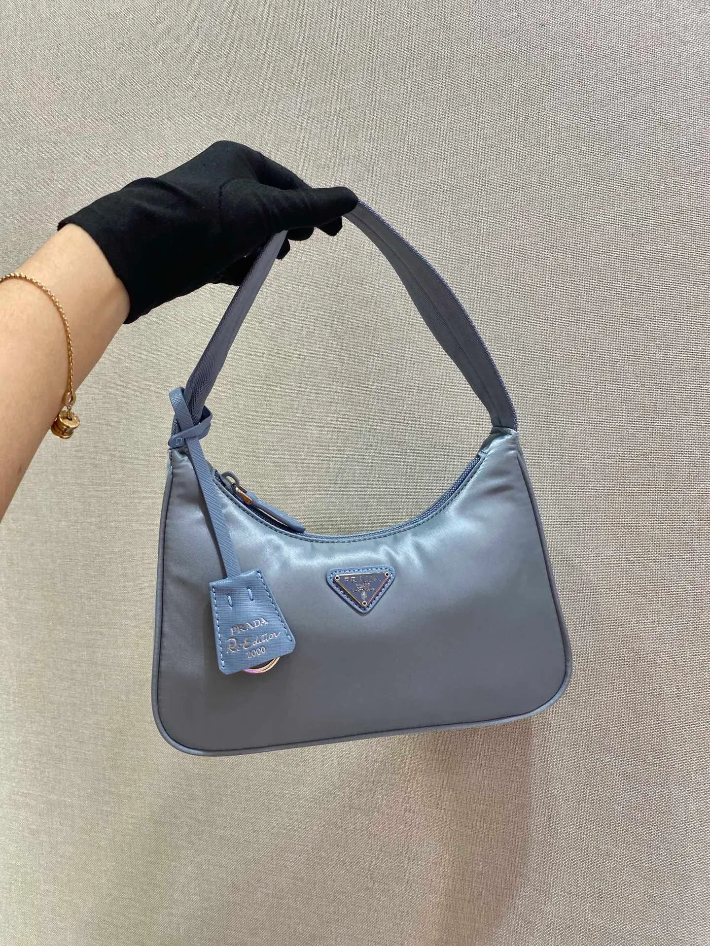💰660🔥Upgrade board Hobo bag🔥Original quality👍👍Upgrade board 1NE515 moon-shaped second-hand bag, made of imported original parachute fabric, lightweight and practical Hobo armpit bag, super simple and eye-catching👍👍, small/light/packable/easy to wear/fashionable armpit bag, and can be carried by hand, super easy to use😍😍. It is currently the most popular bag among celebrities, aren’t you excited😜😜, ladies, hurry up, length 23x height 13x bottom 5cm👏👏👏💰💰💰
