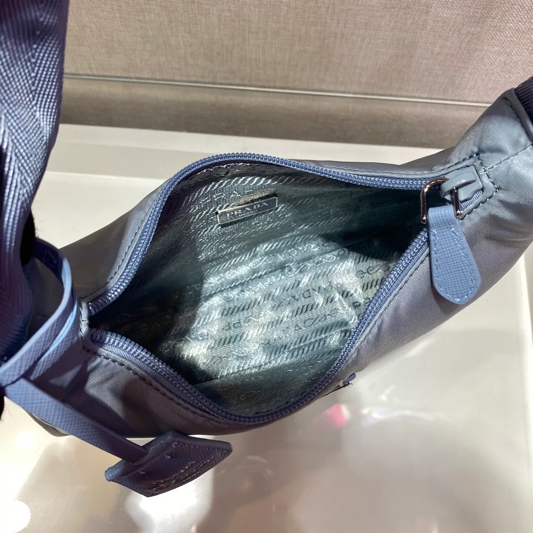 💰660🔥Upgrade board Hobo bag🔥Original quality👍👍Upgrade board 1NE515 moon-shaped second-hand bag, made of imported original parachute fabric, lightweight and practical Hobo armpit bag, super simple and eye-catching👍👍, small/light/packable/easy to wear/fashionable armpit bag, and can be carried by hand, super easy to use😍😍. It is currently the most popular bag among celebrities, aren’t you excited😜😜, ladies, hurry up, length 23x height 13x bottom 5cm👏👏👏💰💰💰