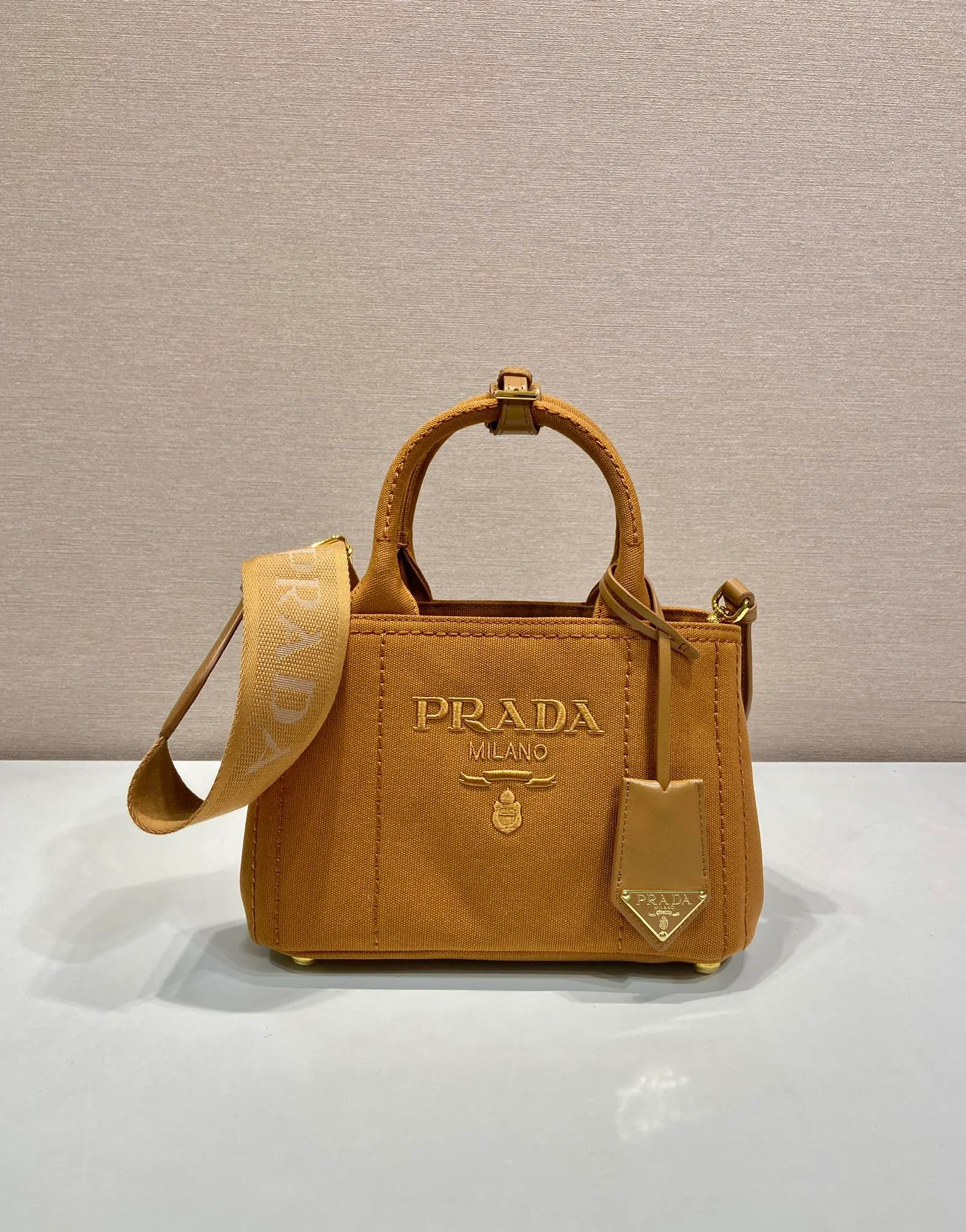 💰1100🎉New handbags🎉1BA038 mini🎉🎉 Inspired by the timeless elements of nautical style, this mini handbag reinterprets the classic style. Made of cotton canvas with leather trim for a sophisticated and versatile look. Canvas handle, detachable and adjustable logo printed woven strap shoulder strap, detachable leather keychain, can be carried by hand or shoulder, large capacity, so beautiful, another timeless and popular style🎉🎉worth owning🎉🎉 Length 22x height 15x bottom 13cm🎉🎉🎉💰💰💰