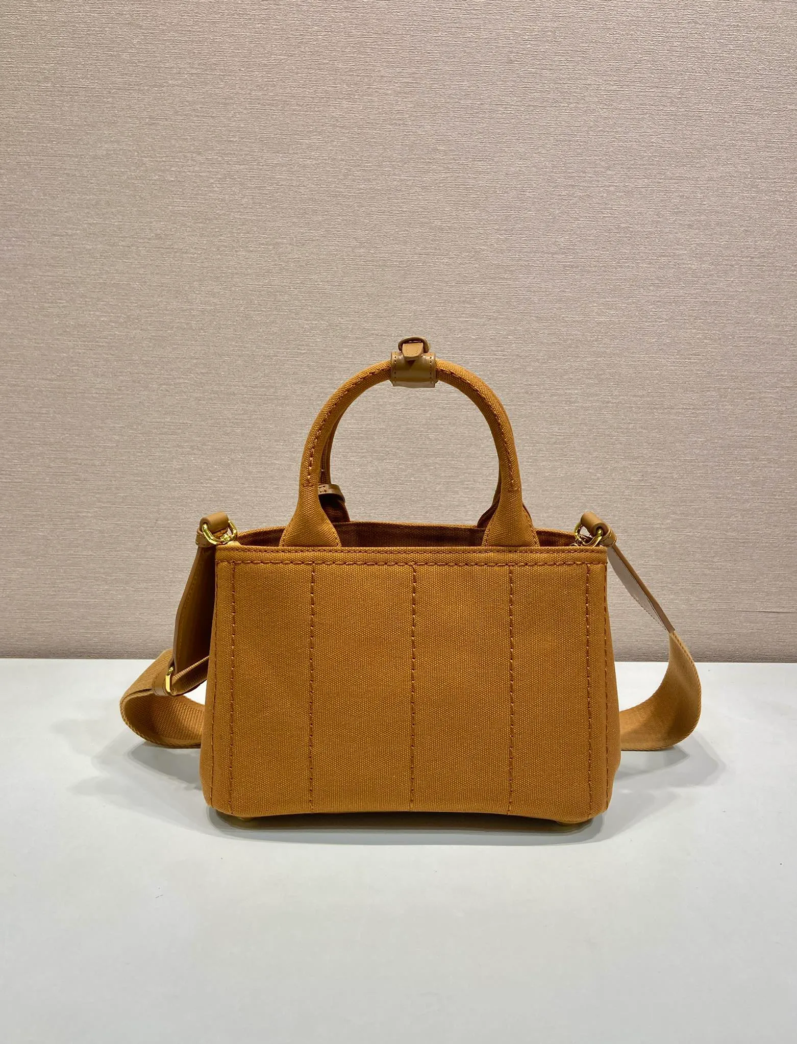 💰1100🎉New handbags🎉1BA038 mini🎉🎉 Inspired by the timeless elements of nautical style, this mini handbag reinterprets the classic style. Made of cotton canvas with leather trim for a sophisticated and versatile look. Canvas handle, detachable and adjustable logo printed woven strap shoulder strap, detachable leather keychain, can be carried by hand or shoulder, large capacity, so beautiful, another timeless and popular style🎉🎉worth owning🎉🎉 Length 22x height 15x bottom 13cm🎉🎉🎉💰💰💰
