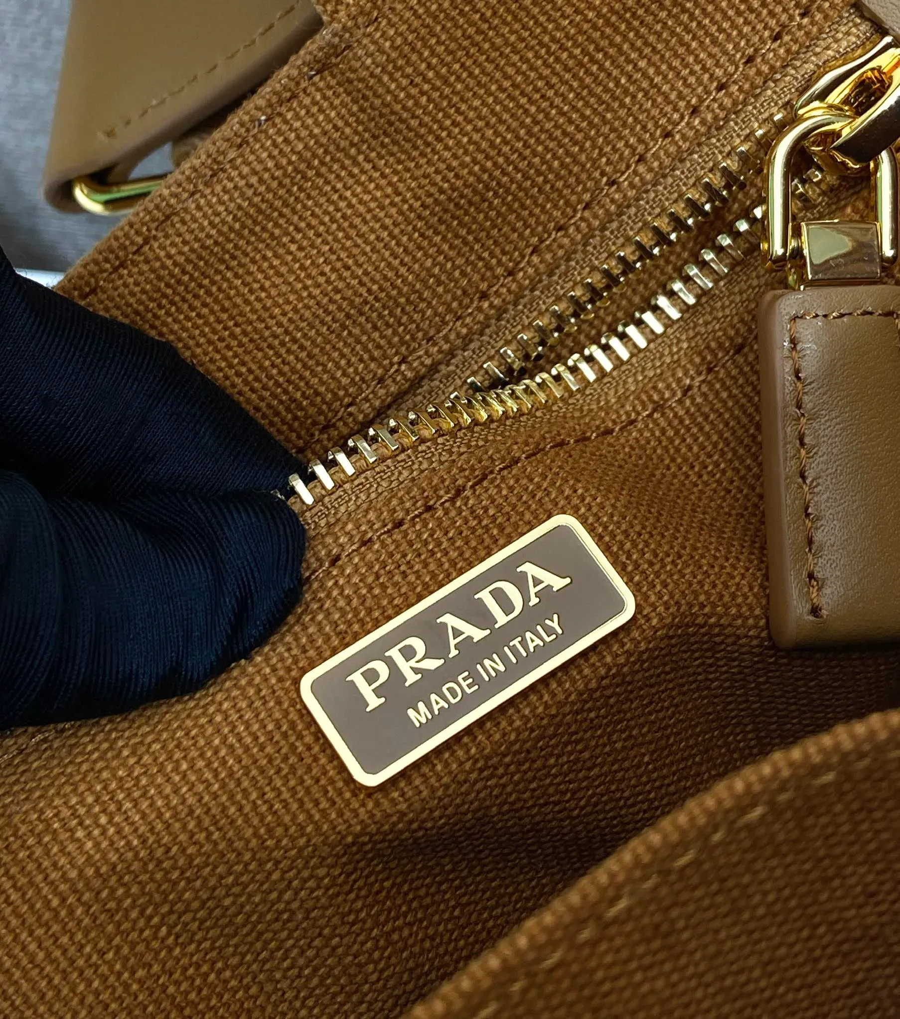 💰1100🎉New handbags🎉1BA038 mini🎉🎉 Inspired by the timeless elements of nautical style, this mini handbag reinterprets the classic style. Made of cotton canvas with leather trim for a sophisticated and versatile look. Canvas handle, detachable and adjustable logo printed woven strap shoulder strap, detachable leather keychain, can be carried by hand or shoulder, large capacity, so beautiful, another timeless and popular style🎉🎉worth owning🎉🎉 Length 22x height 15x bottom 13cm🎉🎉🎉💰💰💰