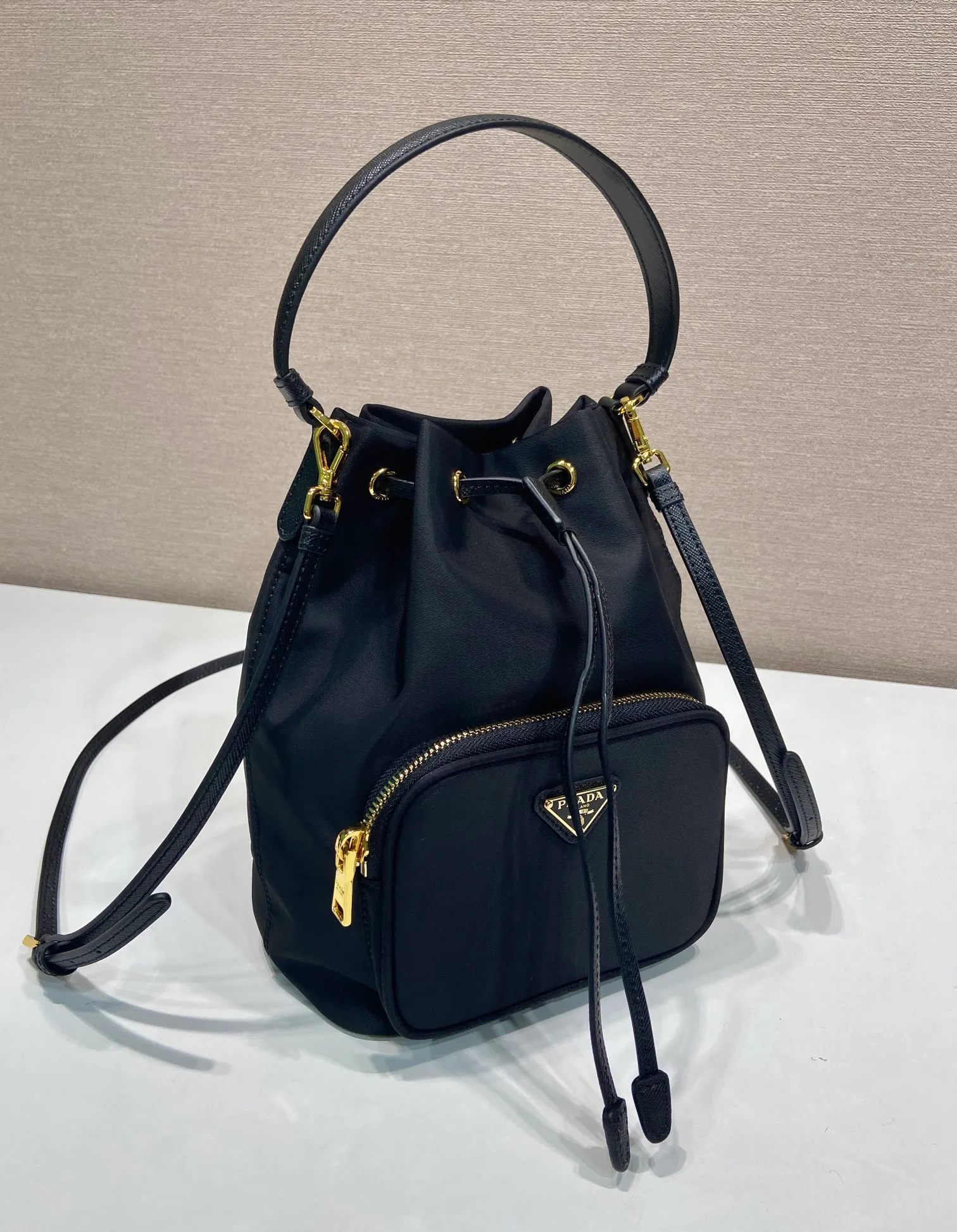 💰780 classic model 1BH038 upgrade board😘👏👏 This bucket bag is made of imported nylon fabric, upgraded board bag mouth drawstring cross-grain cowhide design, top level five, portable/diagonal, light, practical and fashionable, beauties hurry up and get it, 165 OEM code, length 18x height 23 base × 12cm📢📢📢📢