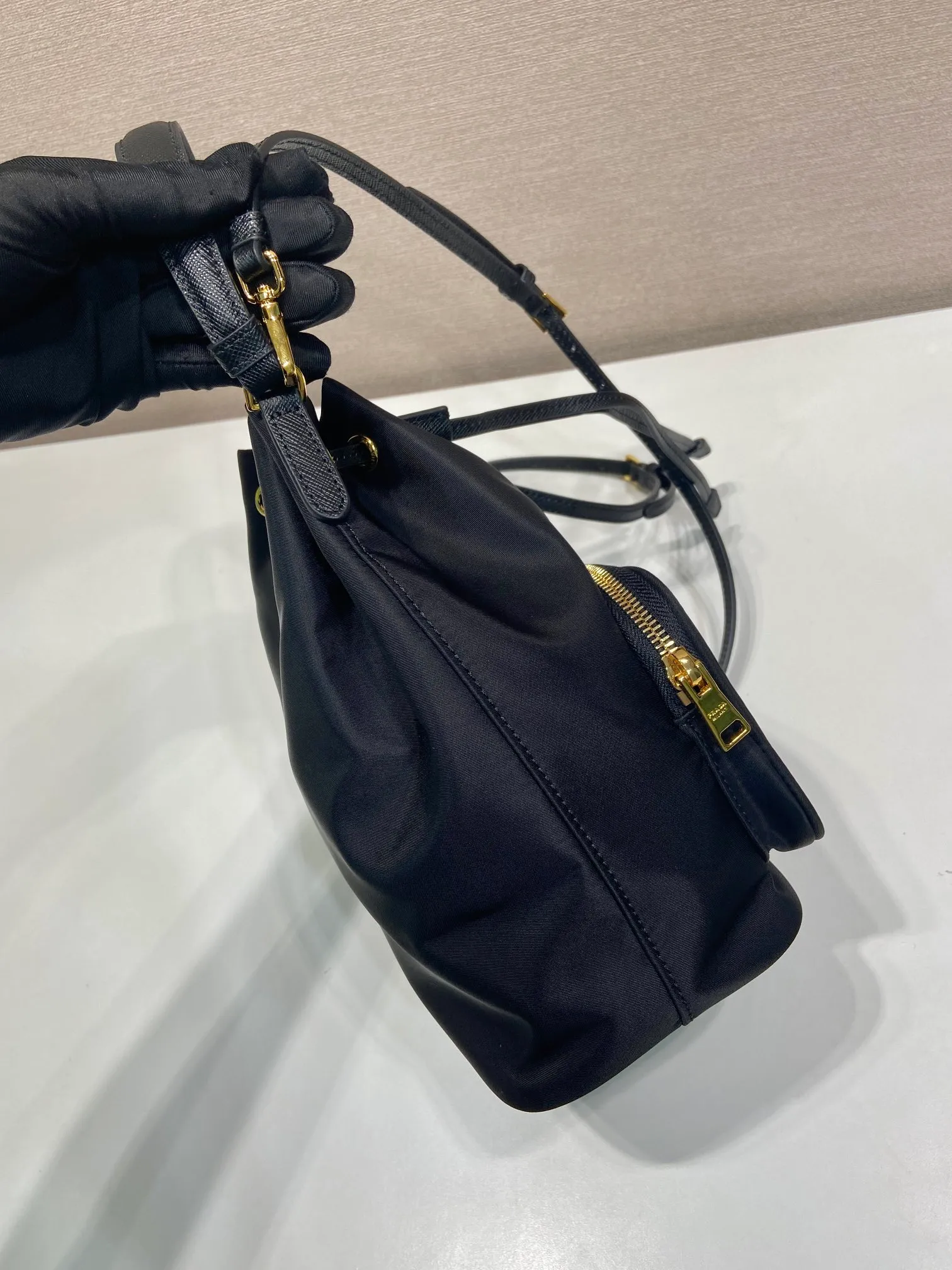 💰780 classic model 1BH038 upgrade board😘👏👏 This bucket bag is made of imported nylon fabric, upgraded board bag mouth drawstring cross-grain cowhide design, top level five, portable/diagonal, light, practical and fashionable, beauties hurry up and get it, 165 OEM code, length 18x height 23 base × 12cm📢📢📢📢