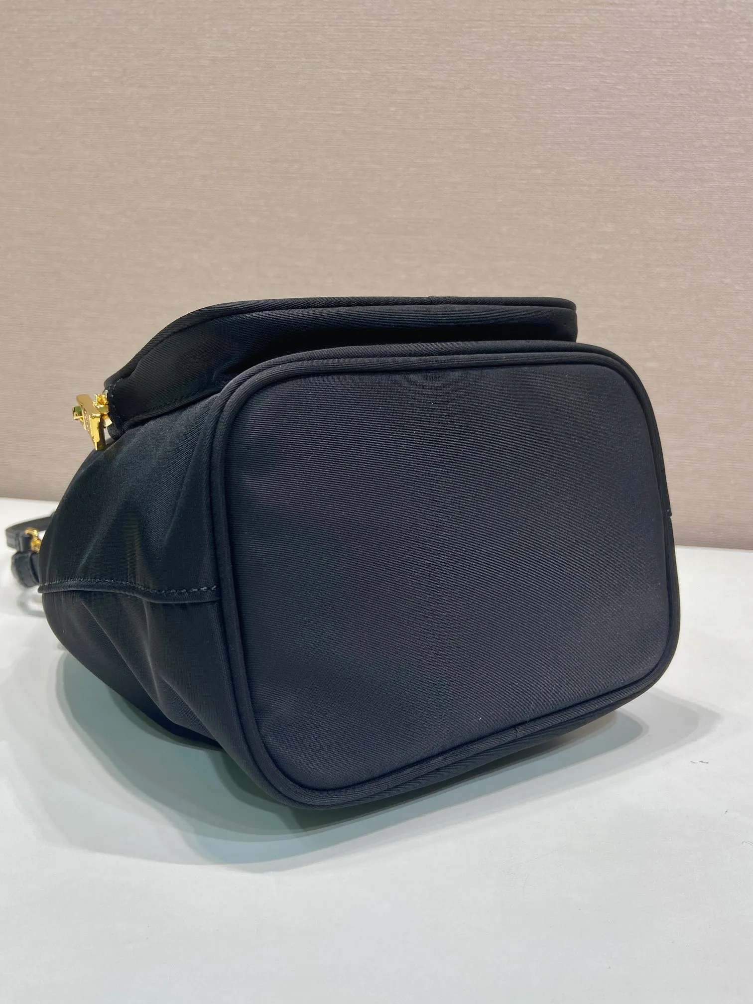 💰780 classic model 1BH038 upgrade board😘👏👏 This bucket bag is made of imported nylon fabric, upgraded board bag mouth drawstring cross-grain cowhide design, top level five, portable/diagonal, light, practical and fashionable, beauties hurry up and get it, 165 OEM code, length 18x height 23 base × 12cm📢📢📢📢