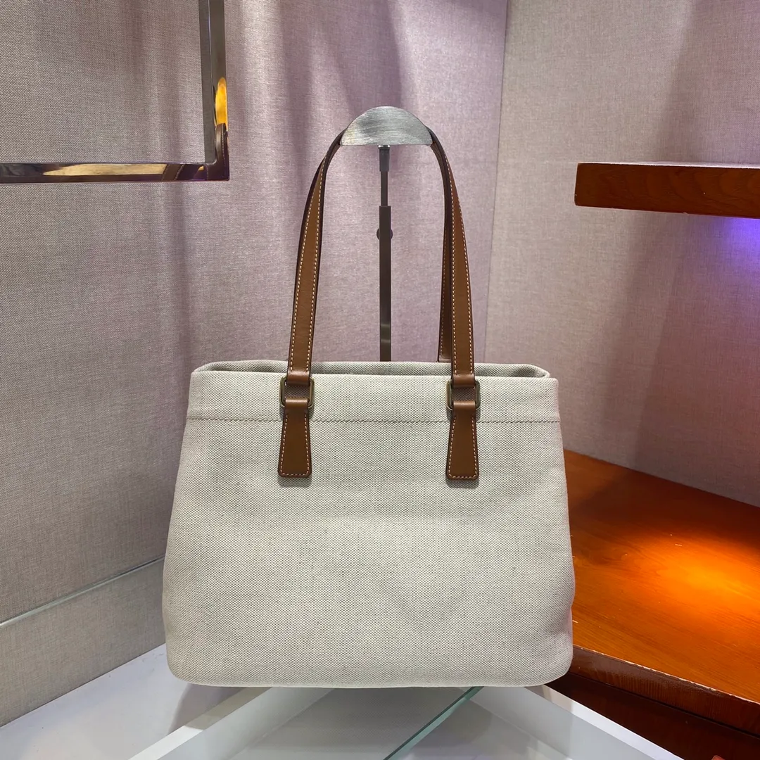 💰1100🎉New shopping bag🎉1BG356🎉The latest early autumn canvas hand shoulder bag with iconic logo pattern on the front, contrasting leather and imported canvas design looks extremely fashionable😘😘Thick and stiff shape, the bag mouth can be opened on both sides, and it can instantly change into another style👍It is not only large in capacity, light and wear-resistant , hurry up and get it, beauties💪💪 Size: length 33 height 24 bottom 13cm