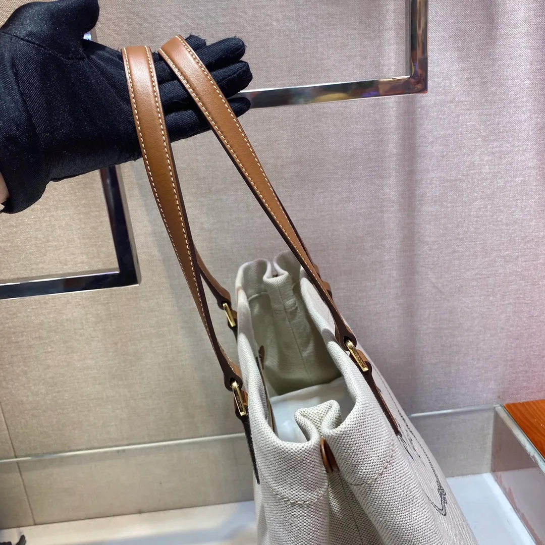 💰1100🎉New shopping bag🎉1BG356🎉The latest early autumn canvas hand shoulder bag with iconic logo pattern on the front, contrasting leather and imported canvas design looks extremely fashionable😘😘Thick and stiff shape, the bag mouth can be opened on both sides, and it can instantly change into another style👍It is not only large in capacity, light and wear-resistant , hurry up and get it, beauties💪💪 Size: length 33 height 24 bottom 13cm
