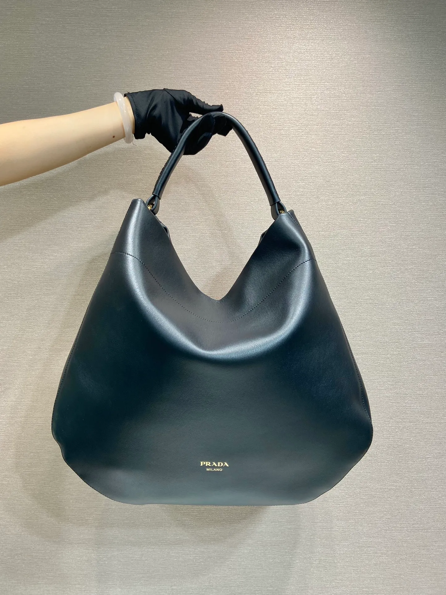 💰2060🎉New tote bag🎉1BC219🎉🎉 This shoulder bag with ample capacity is made of imported cowhide and has a practical and exquisite design. The style is versatile, the texture is ultra-soft, and it features a magnetic closure and gleaming metal hardware. The front is embossed with a letter logo, simple yet elegant. The upper body effect is very elegant, a must-have for babies in autumn and winter. Get it now! Length 45.5x Height 43x Bottom 11cm🎉🎉🎉👏👏👏