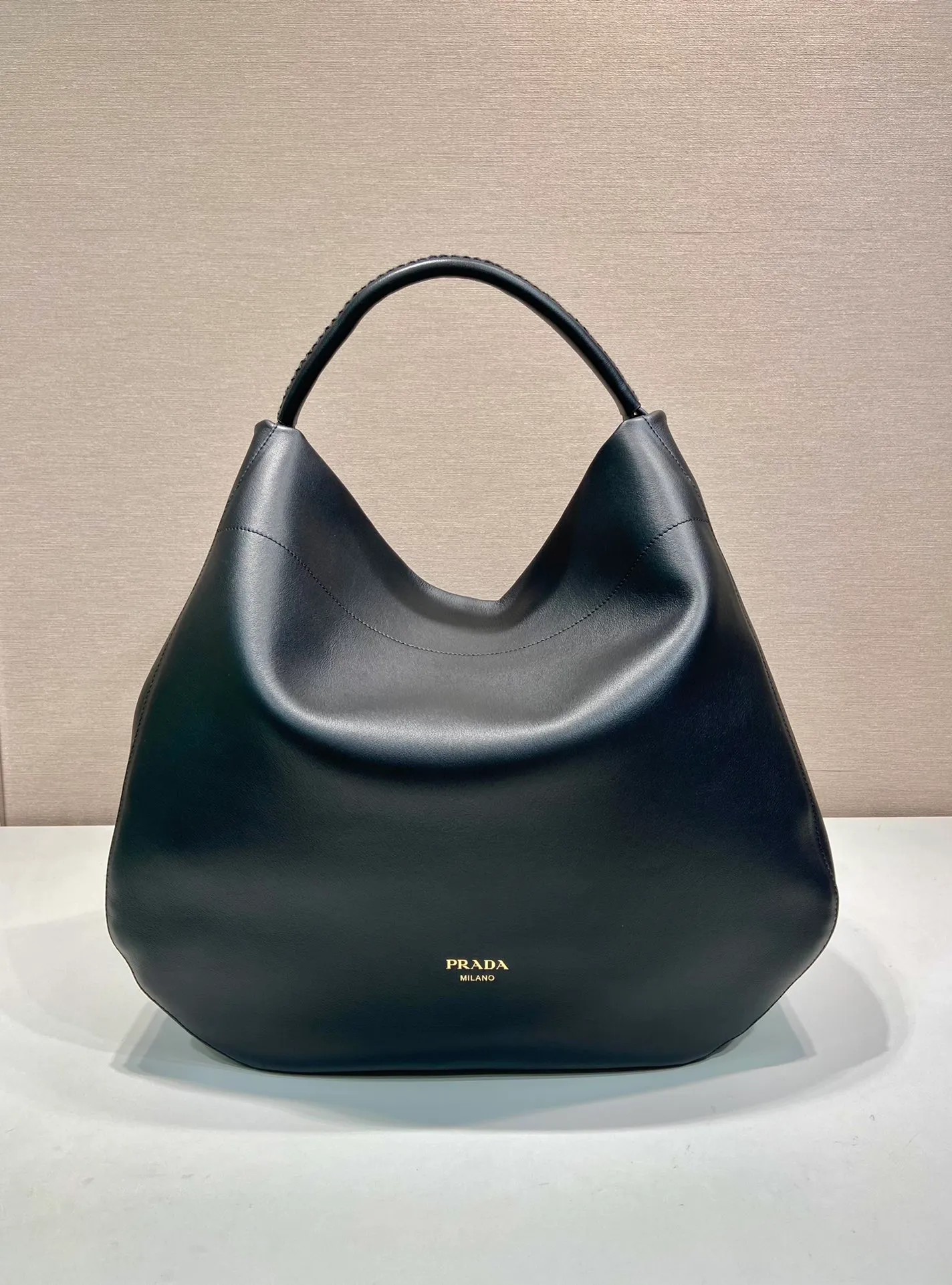 💰2060🎉New tote bag🎉1BC219🎉🎉 This shoulder bag with ample capacity is made of imported cowhide and has a practical and exquisite design. The style is versatile, the texture is ultra-soft, and it features a magnetic closure and gleaming metal hardware. The front is embossed with a letter logo, simple yet elegant. The upper body effect is very elegant, a must-have for babies in autumn and winter. Get it now! Length 45.5x Height 43x Bottom 11cm🎉🎉🎉👏👏👏