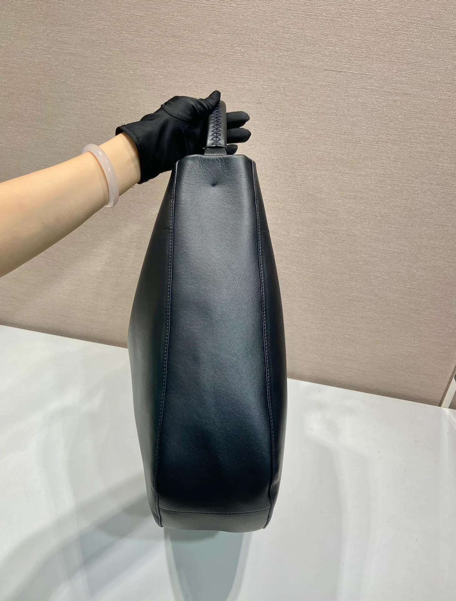💰2060🎉New tote bag🎉1BC219🎉🎉 This shoulder bag with ample capacity is made of imported cowhide and has a practical and exquisite design. The style is versatile, the texture is ultra-soft, and it features a magnetic closure and gleaming metal hardware. The front is embossed with a letter logo, simple yet elegant. The upper body effect is very elegant, a must-have for babies in autumn and winter. Get it now! Length 45.5x Height 43x Bottom 11cm🎉🎉🎉👏👏👏