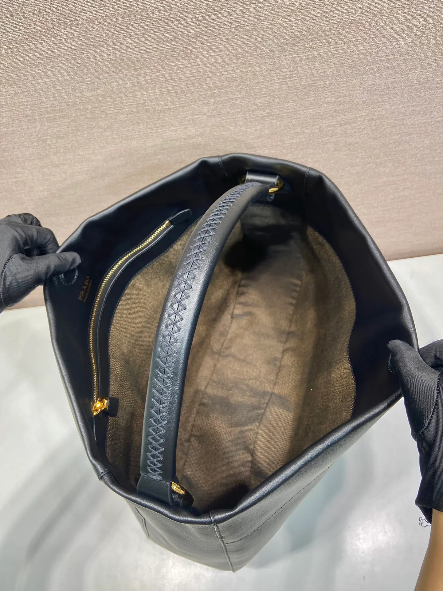 💰2060🎉New tote bag🎉1BC219🎉🎉 This shoulder bag with ample capacity is made of imported cowhide and has a practical and exquisite design. The style is versatile, the texture is ultra-soft, and it features a magnetic closure and gleaming metal hardware. The front is embossed with a letter logo, simple yet elegant. The upper body effect is very elegant, a must-have for babies in autumn and winter. Get it now! Length 45.5x Height 43x Bottom 11cm🎉🎉🎉👏👏👏