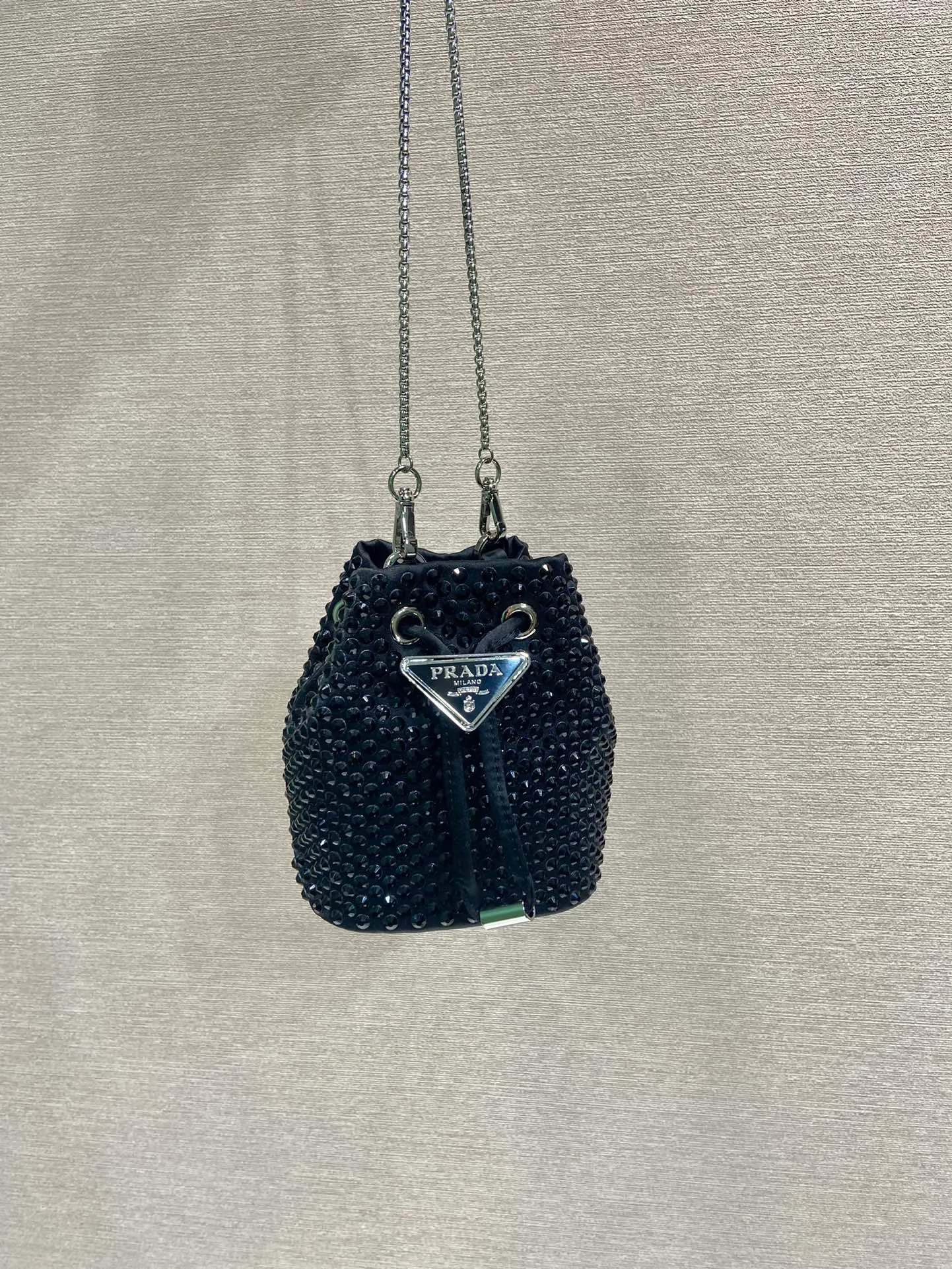 💰920🎉Crystal mini bucket🎉1NR016 new color🎉🎉 This mini bucket is made of a combination of imported imitation crystal and satin materials, with an enamel-coated metal triangle logo decorative opening and closing design. Metal iron can be spanned diagonally. So cute😍, the effect of bling bling is very eye-catching, so cute and cool, don’t you feel excited😙😙, beauties. Get it now. So beautiful and cute😋😋 Length 10x height 12x base 7cm🎉🎉🎉👏👏👏