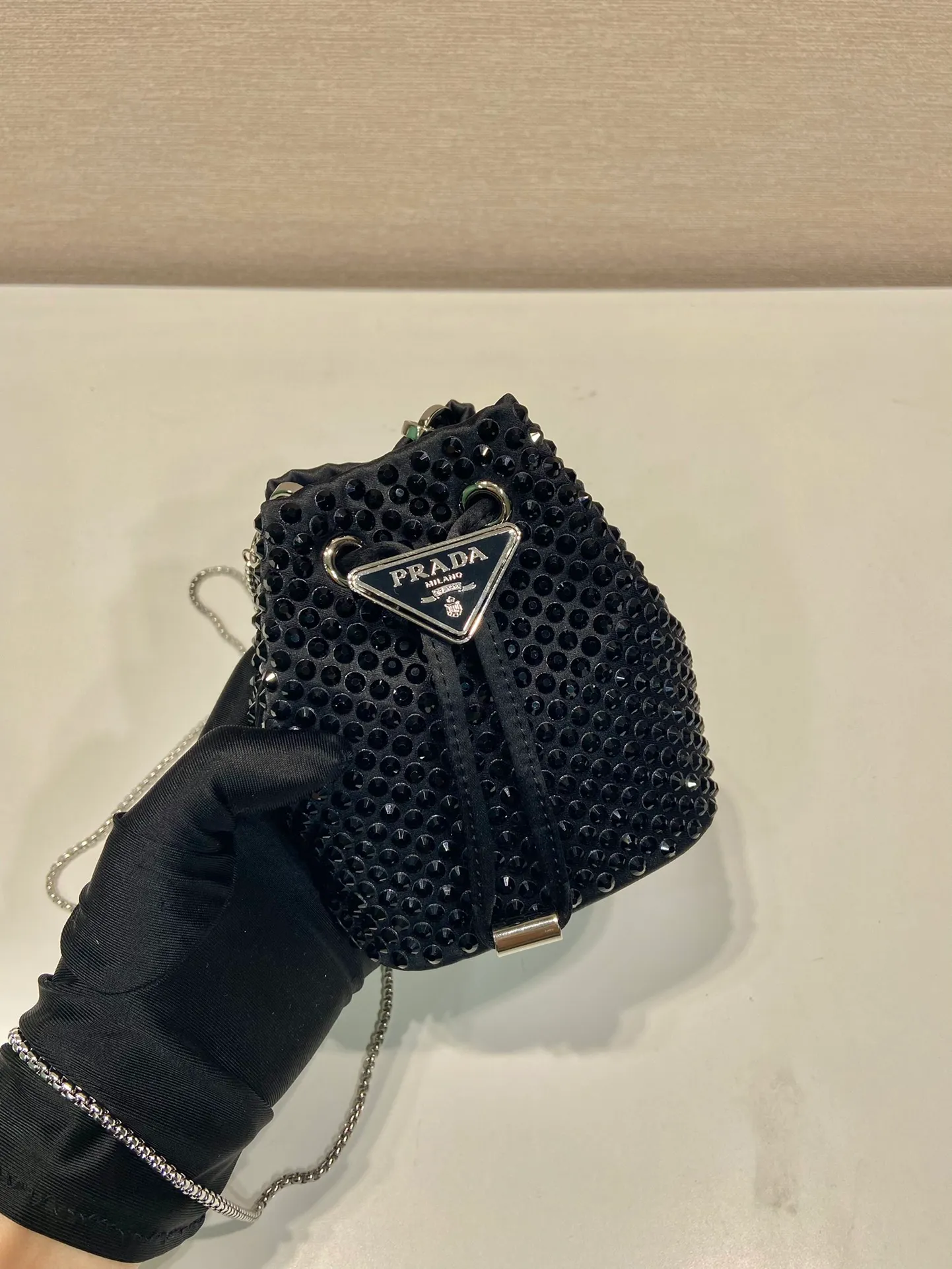 💰920🎉Crystal mini bucket🎉1NR016 new color🎉🎉 This mini bucket is made of a combination of imported imitation crystal and satin materials, with an enamel-coated metal triangle logo decorative opening and closing design. Metal iron can be spanned diagonally. So cute😍, the effect of bling bling is very eye-catching, so cute and cool, don’t you feel excited😙😙, beauties. Get it now. So beautiful and cute😋😋 Length 10x height 12x base 7cm🎉🎉🎉👏👏👏