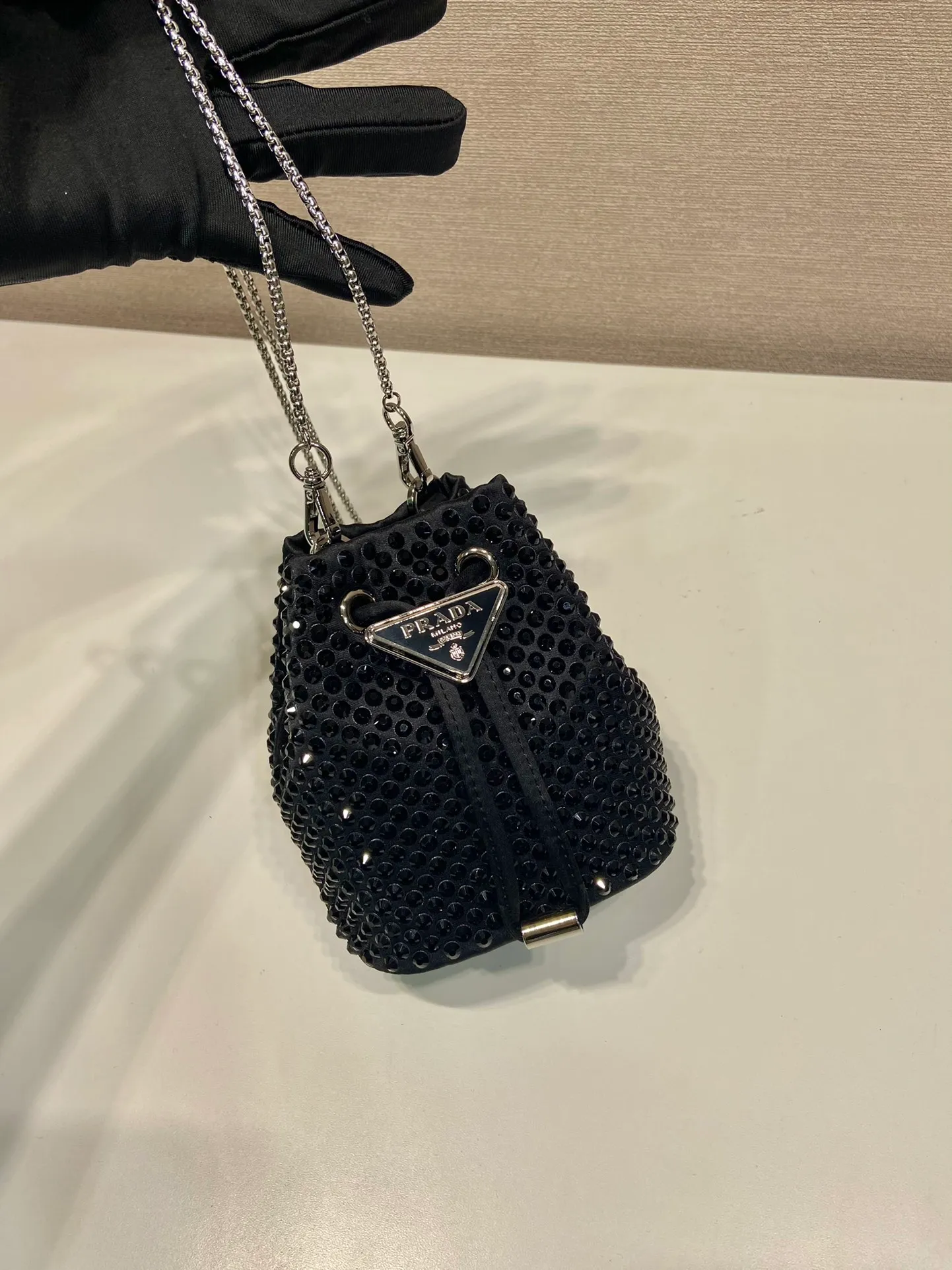 💰920🎉Crystal mini bucket🎉1NR016 new color🎉🎉 This mini bucket is made of a combination of imported imitation crystal and satin materials, with an enamel-coated metal triangle logo decorative opening and closing design. Metal iron can be spanned diagonally. So cute😍, the effect of bling bling is very eye-catching, so cute and cool, don’t you feel excited😙😙, beauties. Get it now. So beautiful and cute😋😋 Length 10x height 12x base 7cm🎉🎉🎉👏👏👏