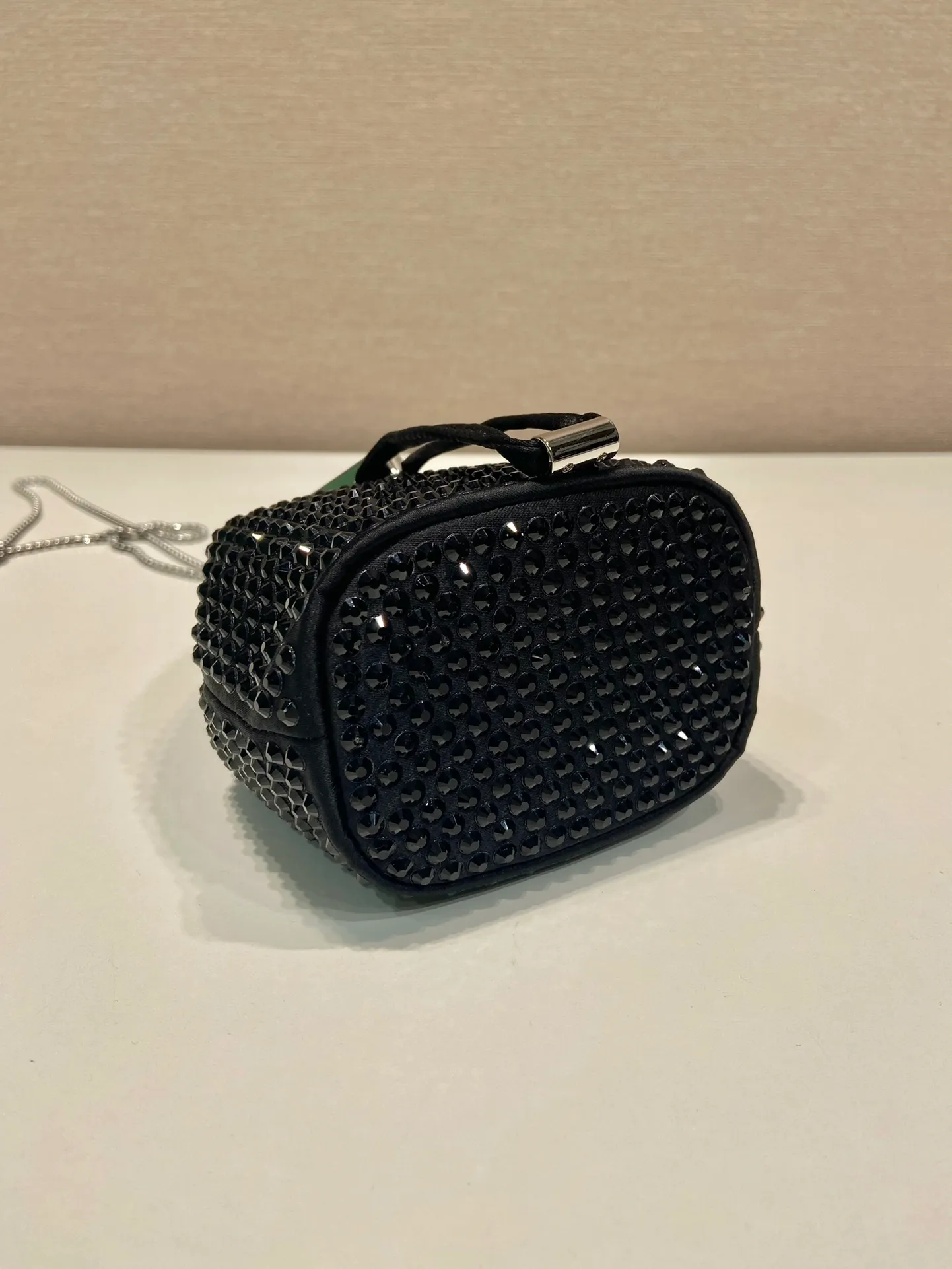 💰920🎉Crystal mini bucket🎉1NR016 new color🎉🎉 This mini bucket is made of a combination of imported imitation crystal and satin materials, with an enamel-coated metal triangle logo decorative opening and closing design. Metal iron can be spanned diagonally. So cute😍, the effect of bling bling is very eye-catching, so cute and cool, don’t you feel excited😙😙, beauties. Get it now. So beautiful and cute😋😋 Length 10x height 12x base 7cm🎉🎉🎉👏👏👏