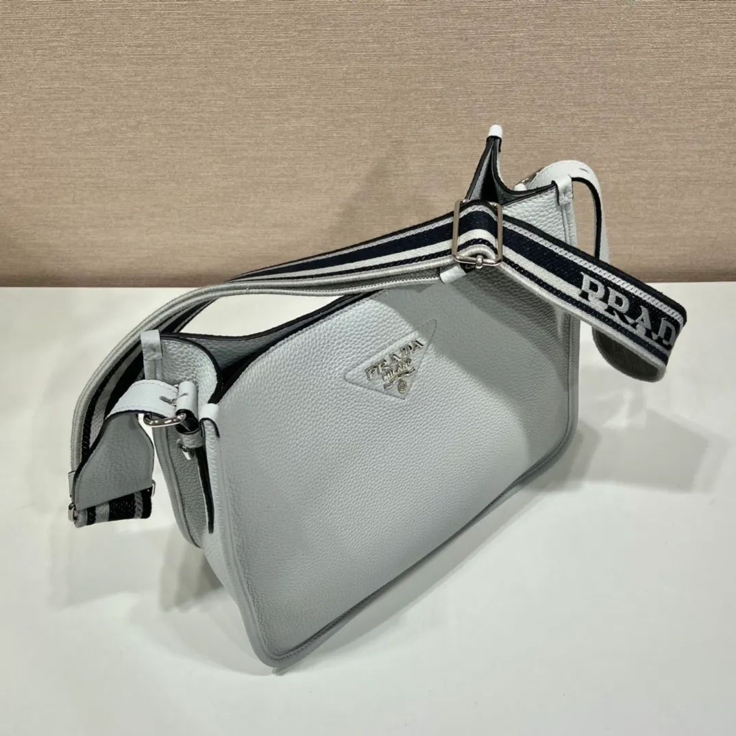 💰1840👏New fabric cross-body bag👏1BC073/large tote bag This leather mini shoulder bag has a simple design. A metallic triangle logo on the front adds signature tone. Equipped with detachable/adjustable logo printed webbing, the upper body effect is very beautiful😘😘highlighting its modern style. High fashion is the main fashion for daily matching. Hurry up and get it, it’s so beautiful👏👏 Length 30xH 28xH 12cm👏👏👏😘😘😘