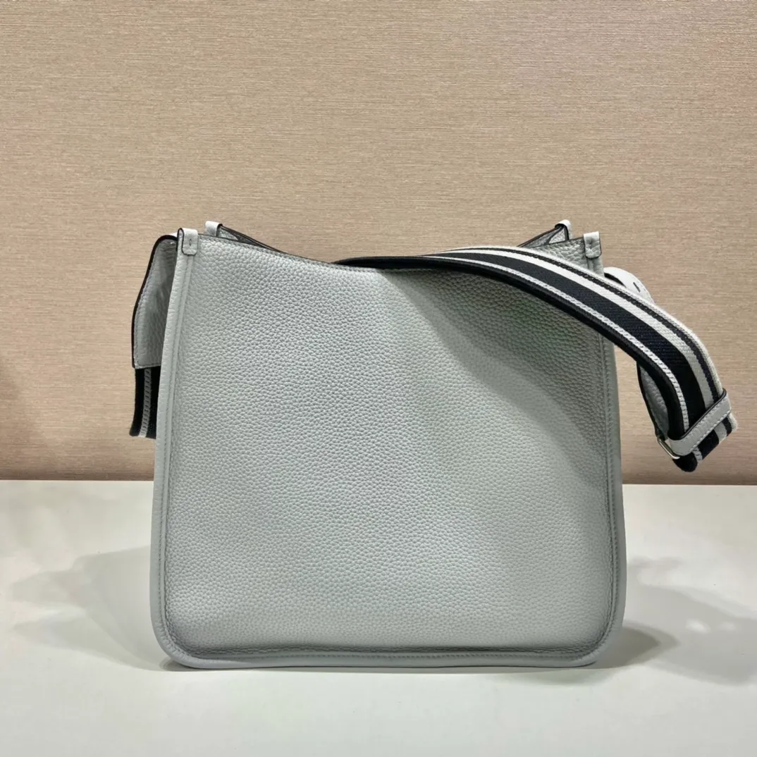 💰1840👏New fabric cross-body bag👏1BC073/large tote bag This leather mini shoulder bag has a simple design. A metallic triangle logo on the front adds signature tone. Equipped with detachable/adjustable logo printed webbing, the upper body effect is very beautiful😘😘highlighting its modern style. High fashion is the main fashion for daily matching. Hurry up and get it, it’s so beautiful👏👏 Length 30xH 28xH 12cm👏👏👏😘😘😘